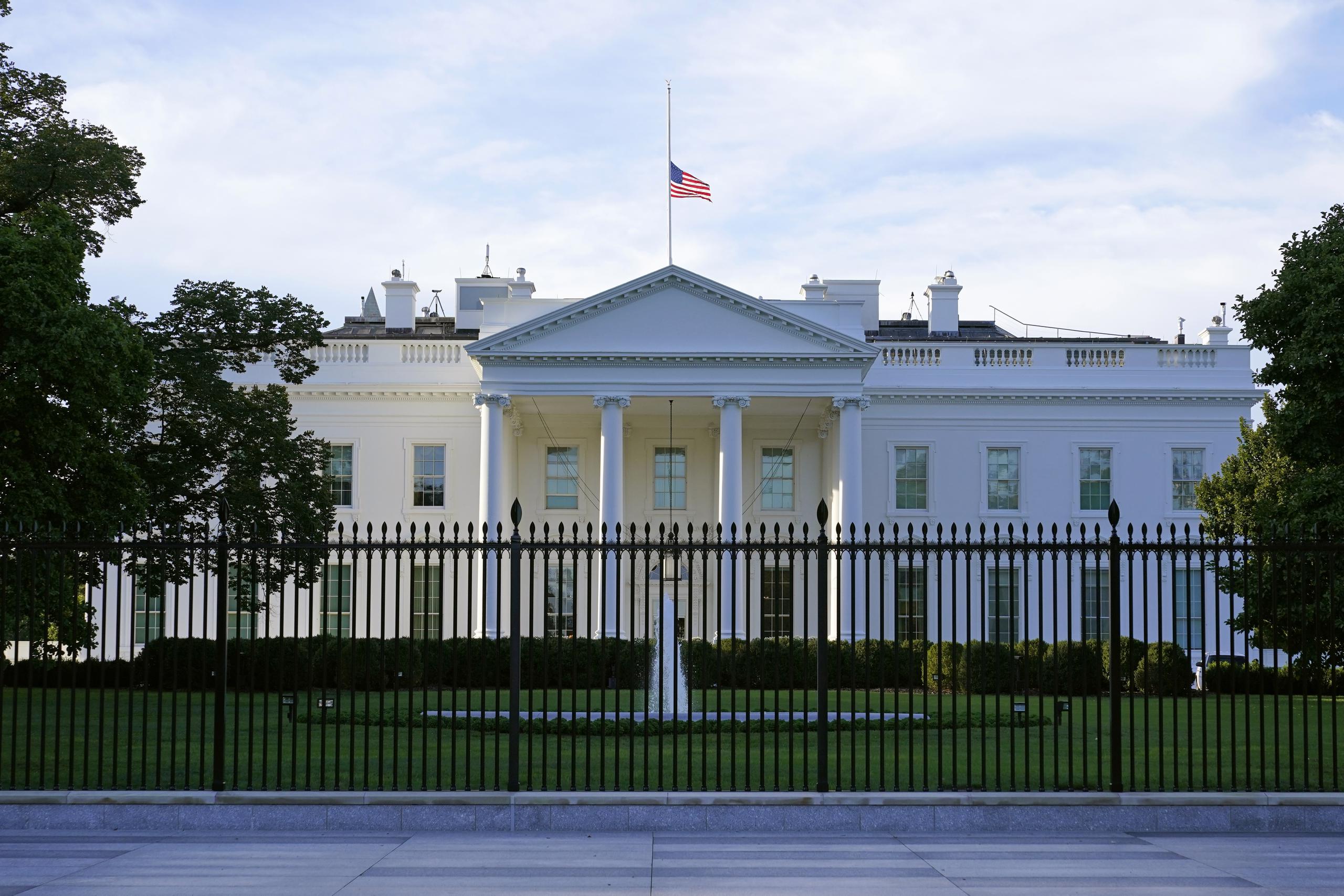 Una bandera estadounidense ondea a media asta en la Casa Blanca, en Washington.