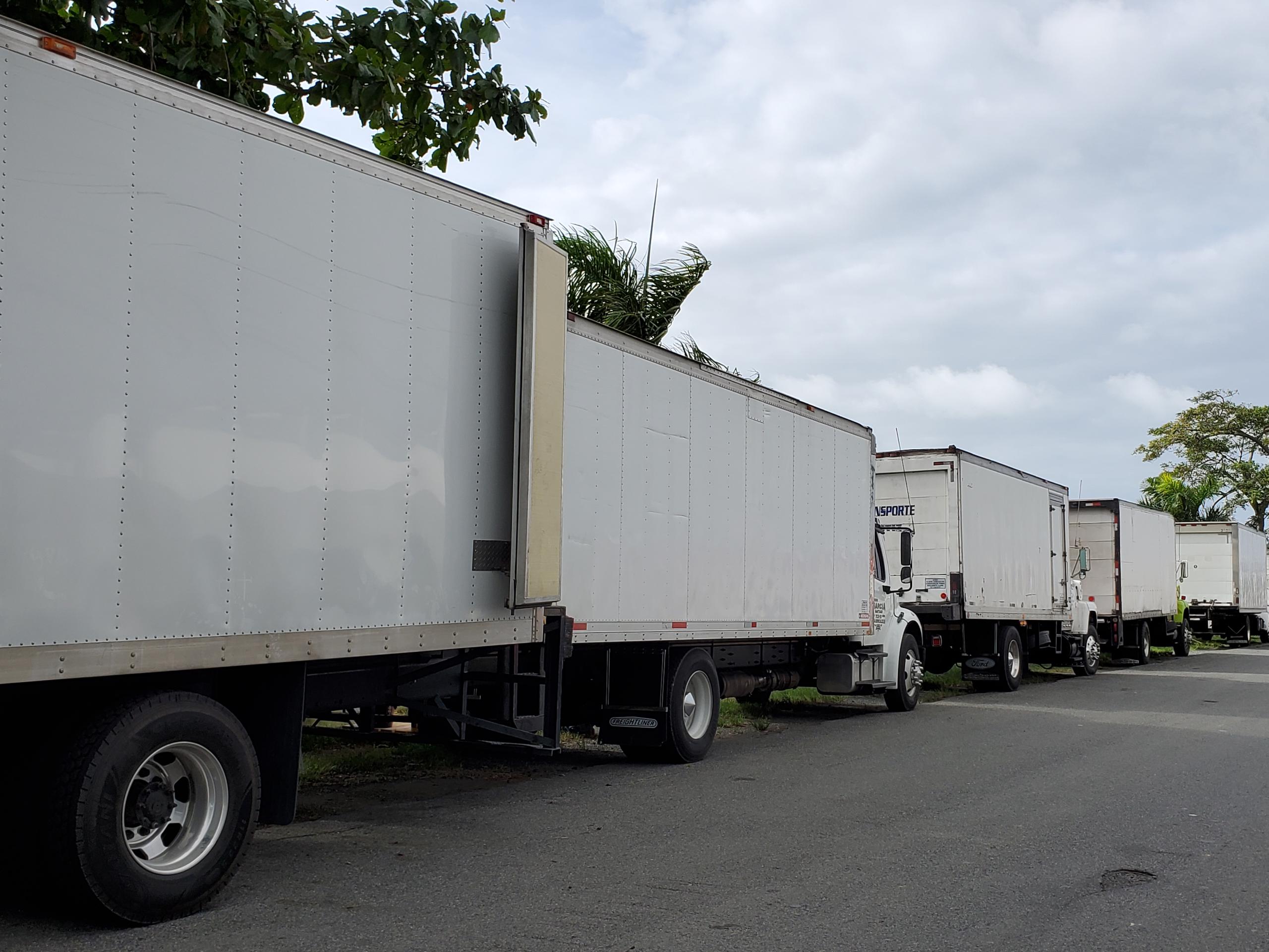 Camioneros Unidos mantiene en paro sus camiones, en un campamento en la marginal de la autopista PR-5, frente a las instalaciones principales de V. Suárez, en reclamo a que les paguen las tarifas establecidas por ley.