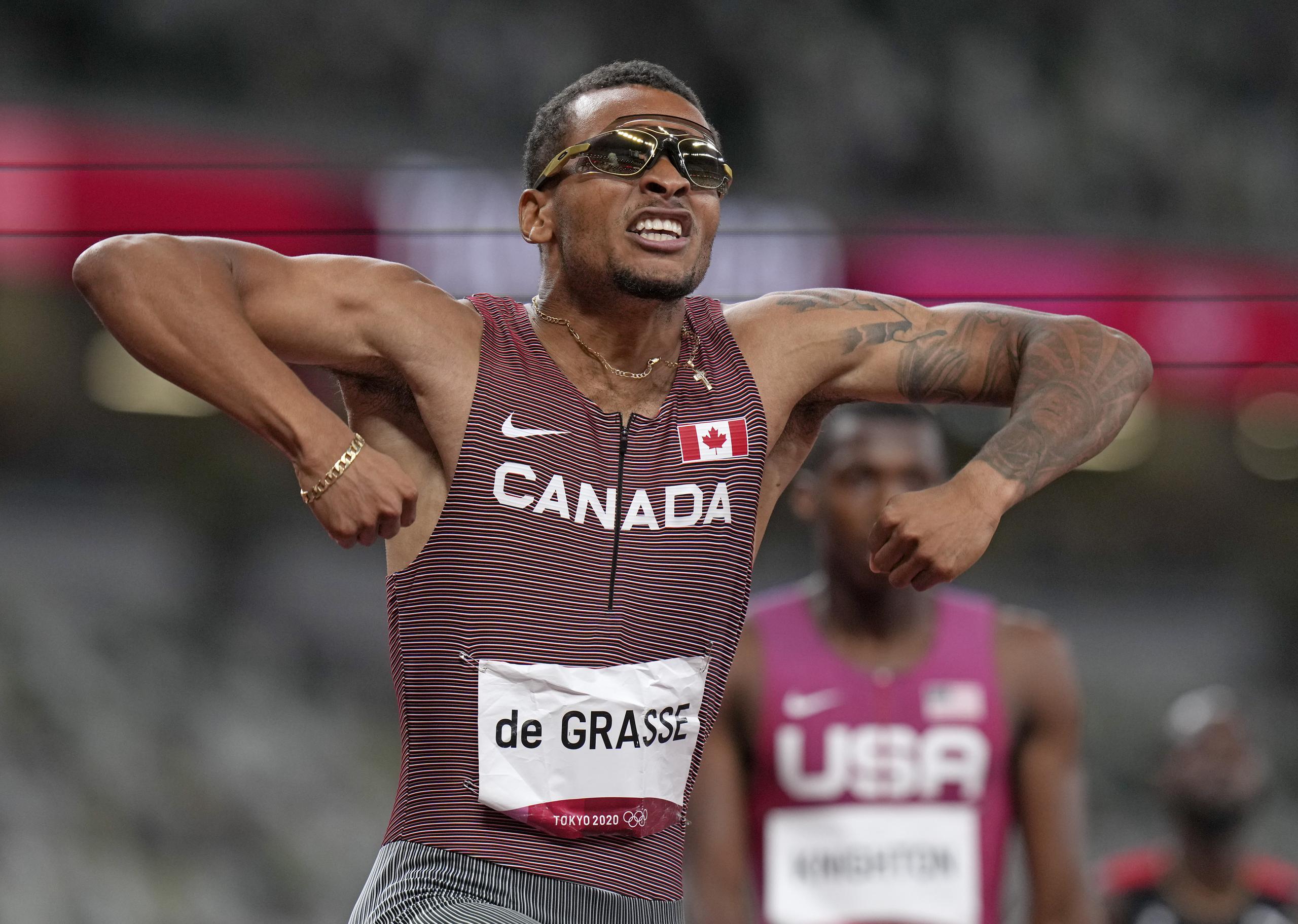 El canadiense Andre De Grasse celebra tras ganar los 200 metros en los Juegos Olímpicos de Tokio. Este fue el atleta que en Río 2016 empujó  Usain Bolt a tener que apretar el acelerador en una prueba semifinal del evento de 100 metros que se convirtió en viral entonces.