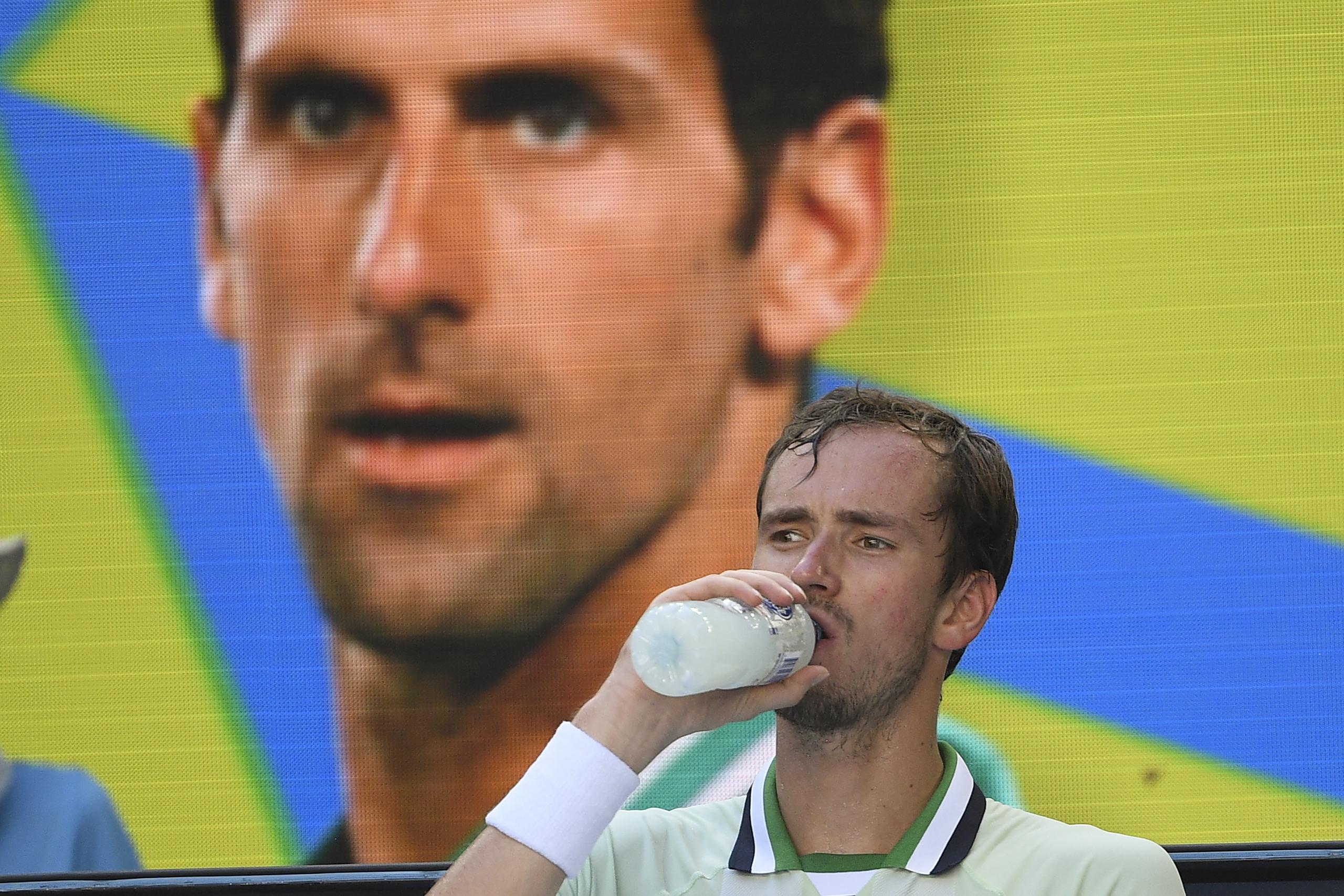 El tenista ruso Daniil Medvedev toma agua durante un descanso en su partido de tercera ronda frente al holandés Botic van de Zandschulp, en el Abierto de Australia.