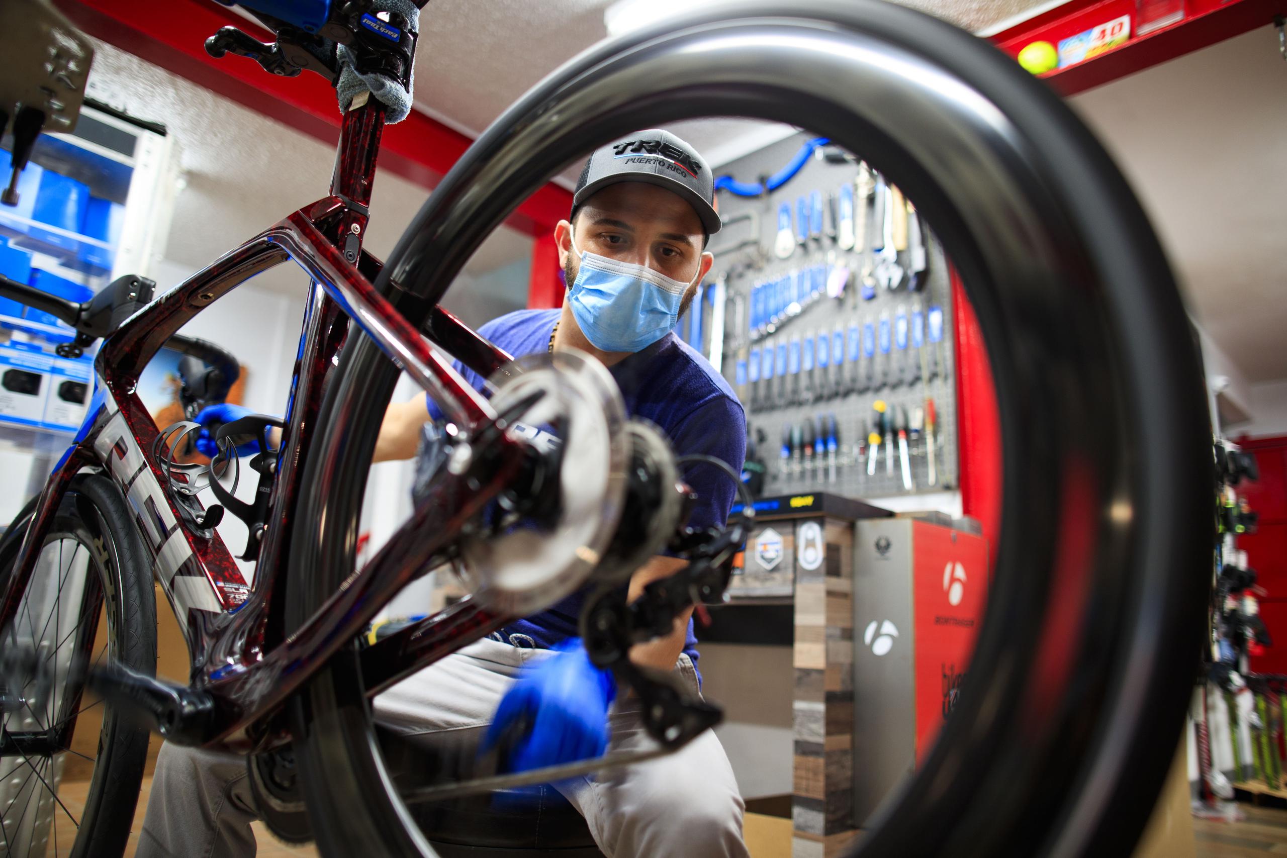 Un empleado del negocio Bikes4You labora en la preparación de una bicicleta.