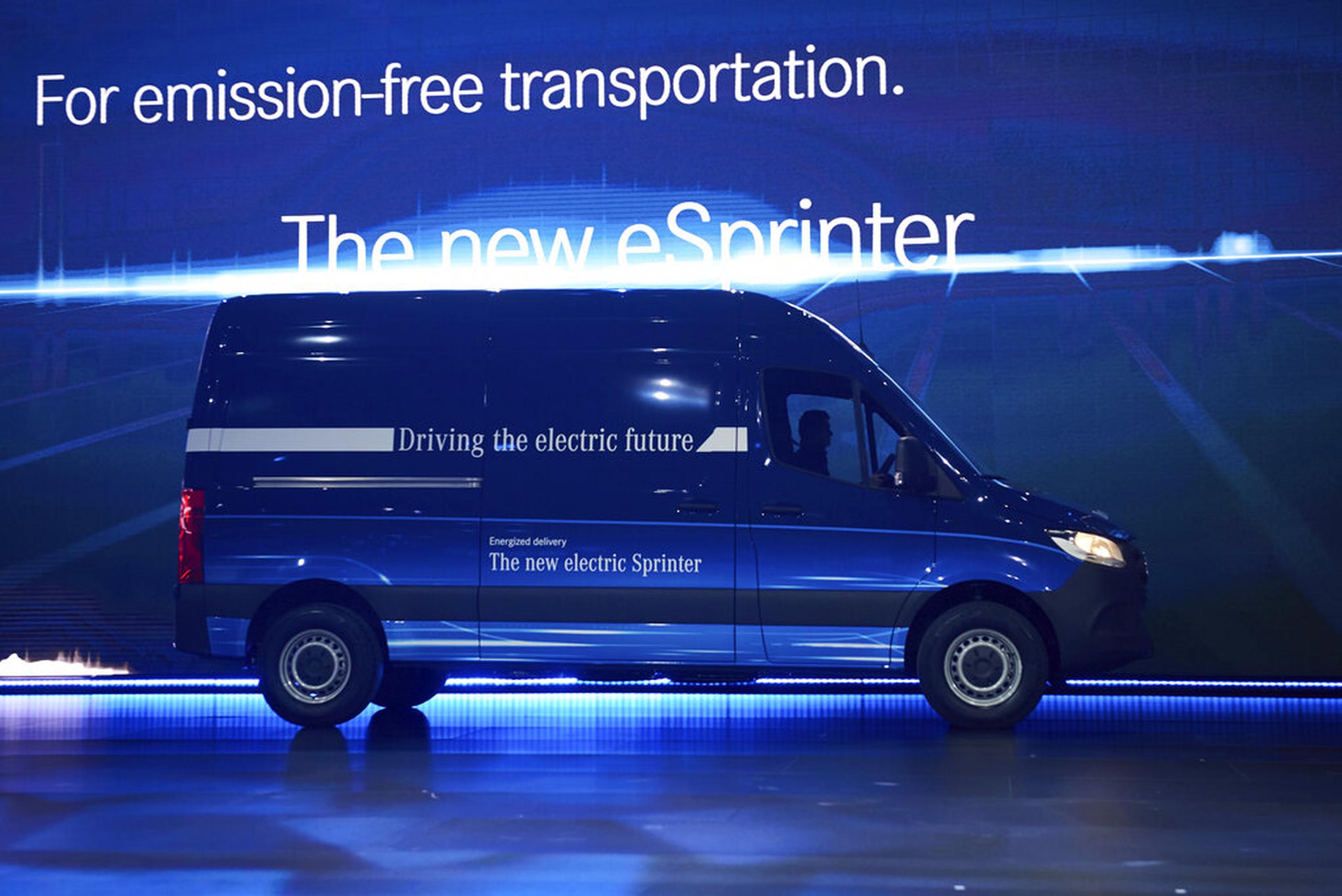 En esta imagen del 6 de febrero de 2018 se muestra una versión eléctrica del modelo de la camioneta van Sprinter, la eSprinter, de Mercedes.