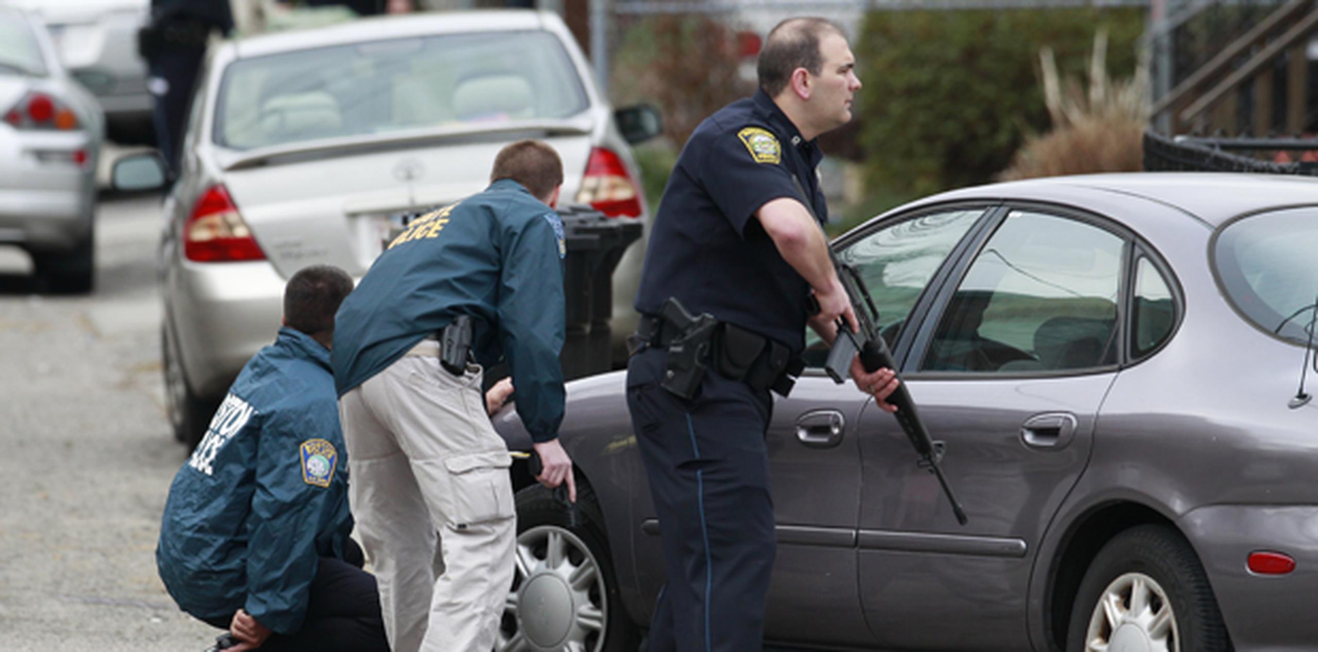La policía busca puerta por puerta al sospechoso que los medios han identificado como Dzhokhar A. Tsarnaev, de 19 años. (AP)