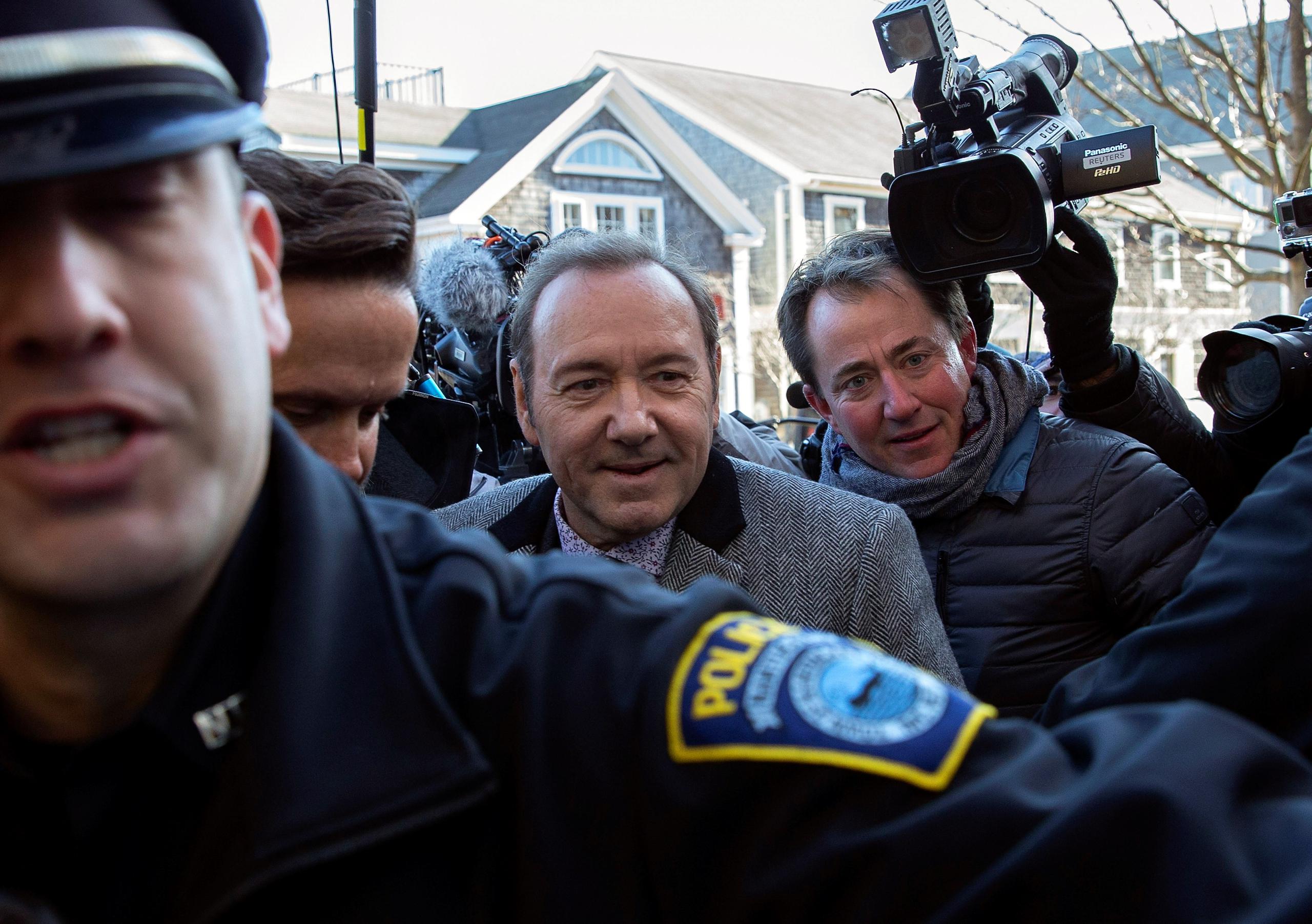 El actor estadounidense Kevin Spacey es escoltado por la policía a su llegada al tribunal de Nantucket, Estados Unidos, el 6 de enero de 2018.