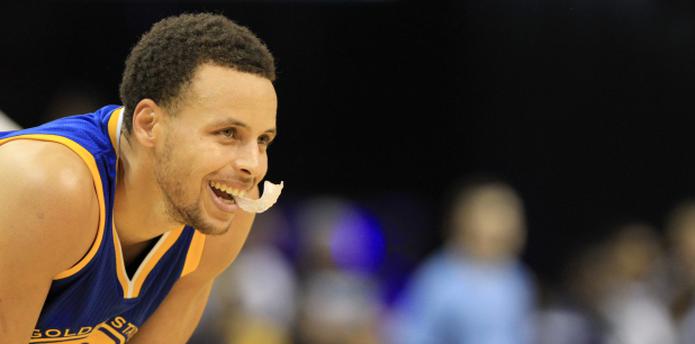 Todo sonrisas Curry mientras continúa su temporada de ensueño en la NBA. (AP)