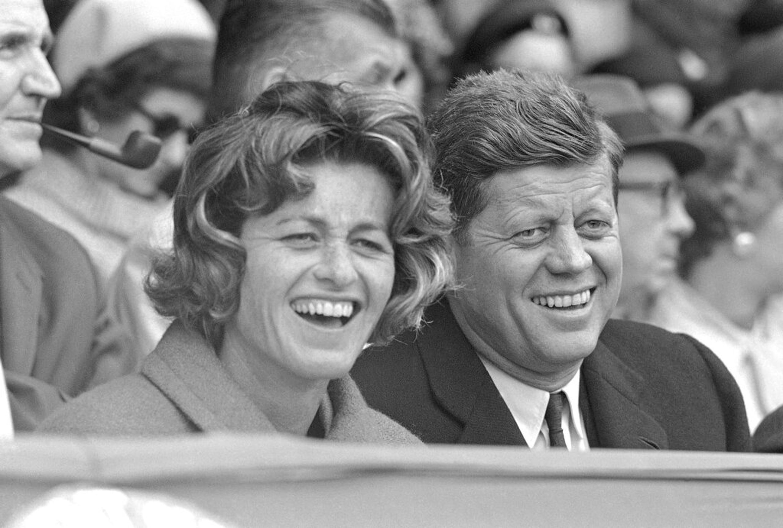 Jean Kennedy y el presidente John F. Kennedy mirando un juego de pelota en el Estadio Griffith, en Washington, el 10 de abril de 1961.