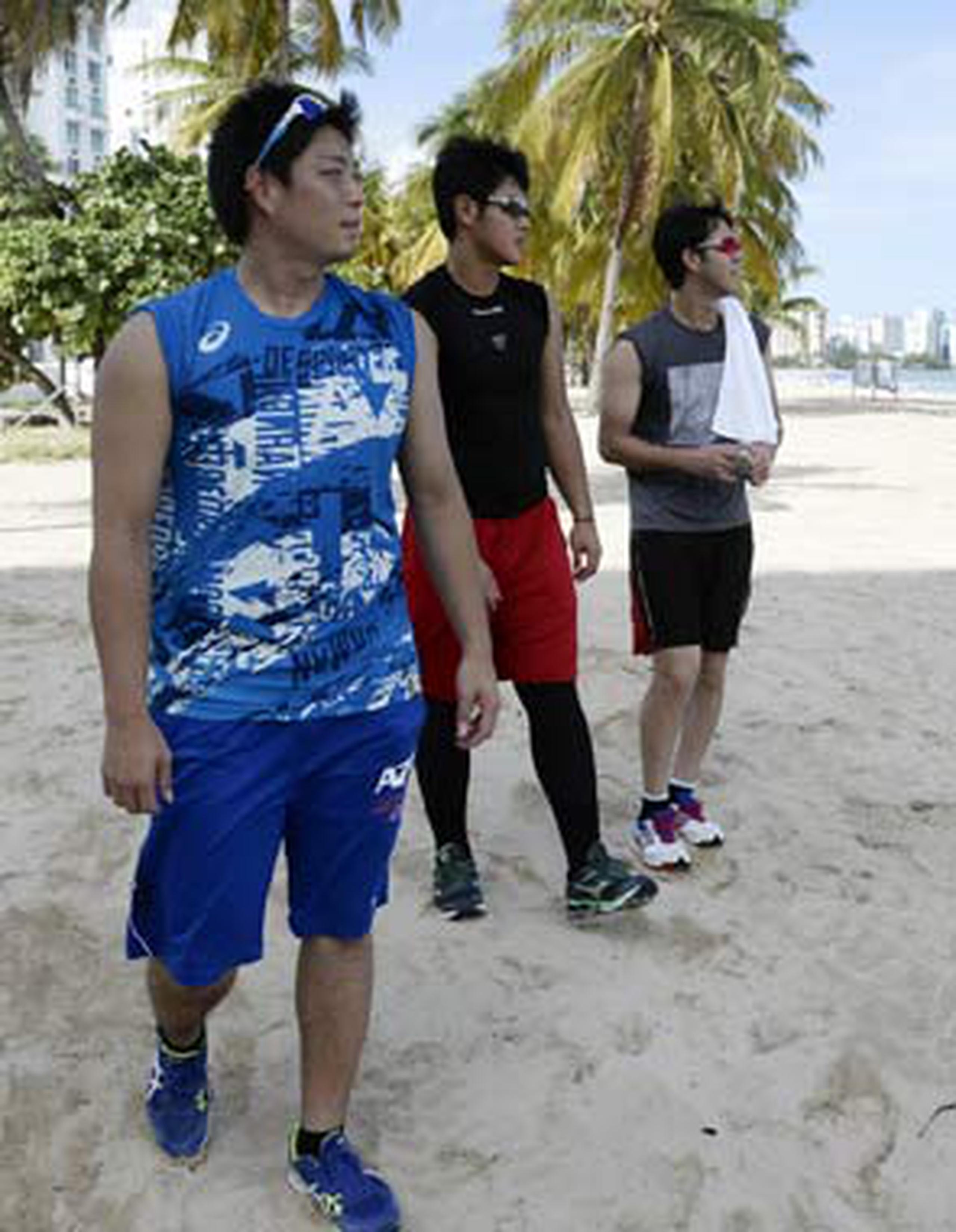 Los jugadores japoneses de los Yomiuri Giants vinieron con un entrenador que utiliza la playa de Isla Verde como parte de sus recursos de entrenamiento. (gerald.lopez@gfrmedia.com)