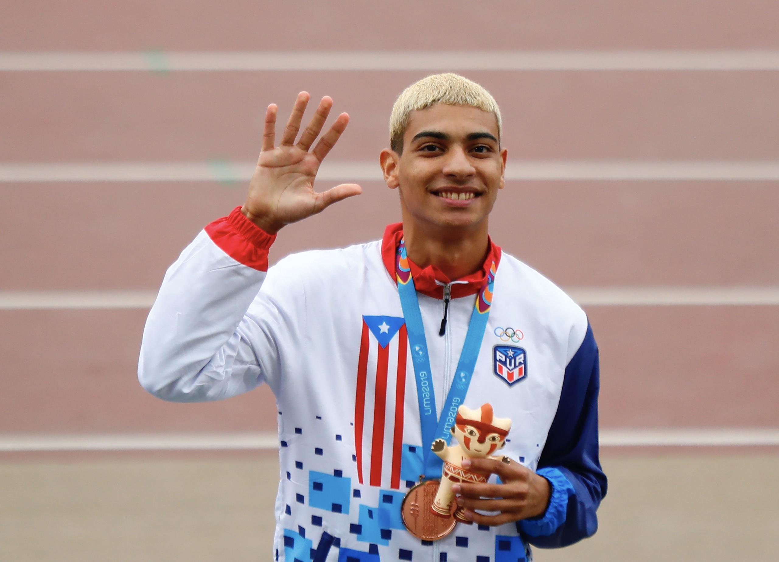 El corredor Ryan Sánchez, clasificado a las Olimpiadas en los 800 metros, es uno de los atletas beneficiados por Carlos Delgado.