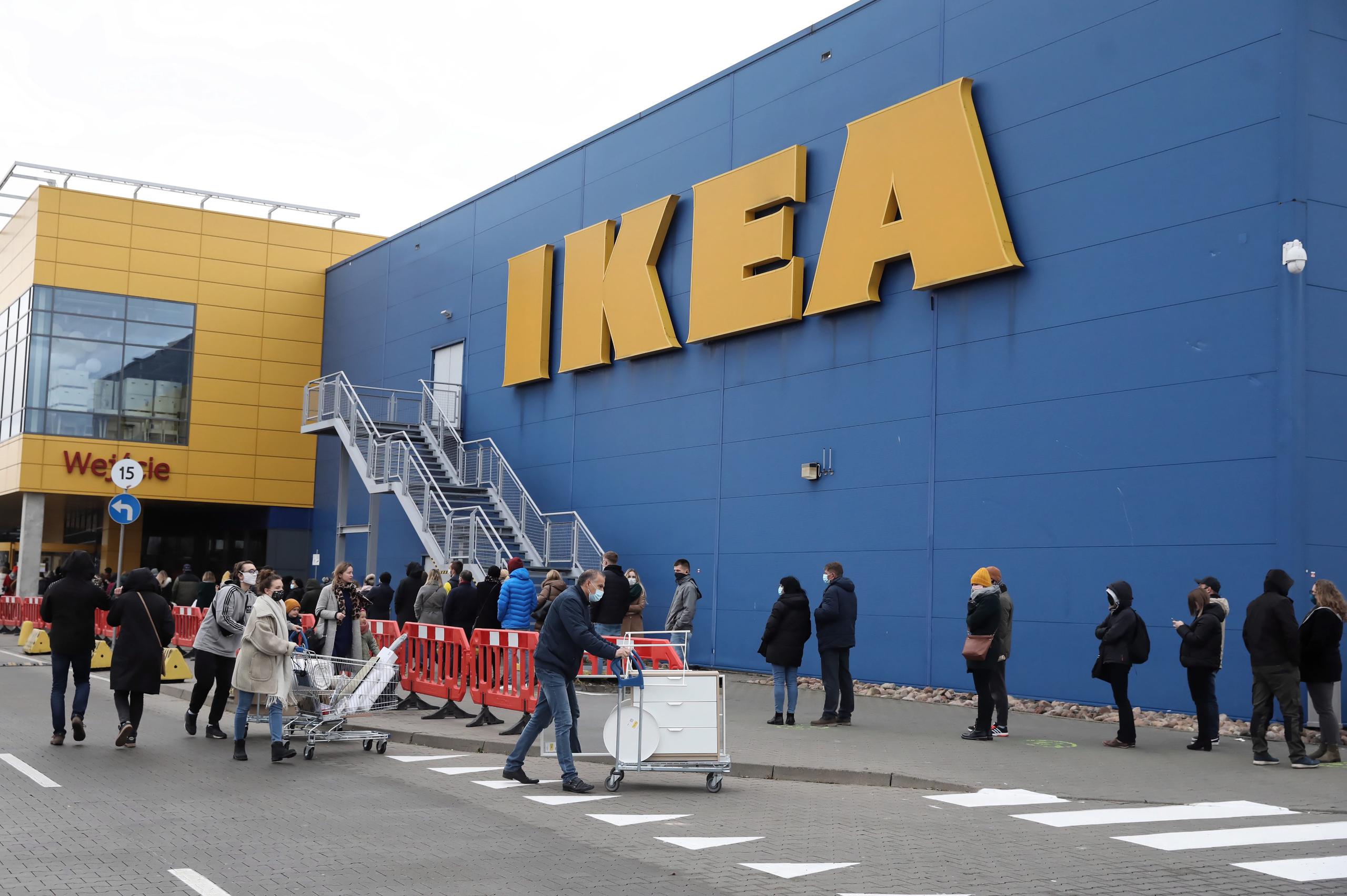 Esa decisión implica que Inter IKEA, dueño de la marca, paralizará todas las exportaciones e importaciones a y desde Rusia y Bielorrusia y toda la producción en Rusia, lo que afecta también a todas las entregas de los subcontratistas.