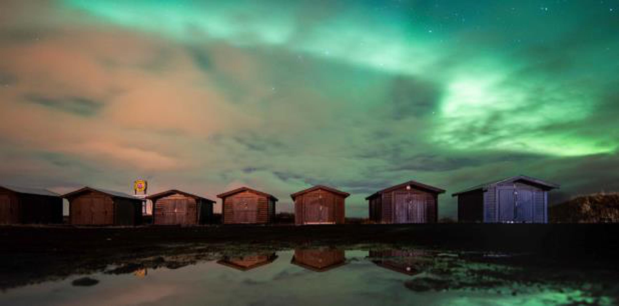 Auroras boreales en Islandia, uno de los países que figura entre los más felices del mundo. (EFE)