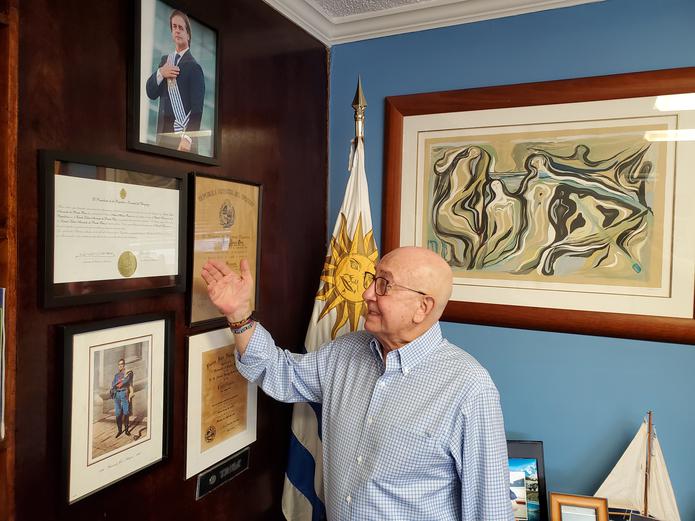 Ariel Alonso Oroz, cónsul honorario de Uruguay, muestra el documento que le acredita para ejercer su funciones a nombre de Uruguay en Puerto Rico.