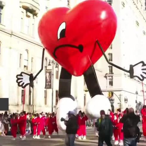 Así fue el recorrido del “corazón” de Bad Bunny en la Parada de Acción de Gracias de Macy’s