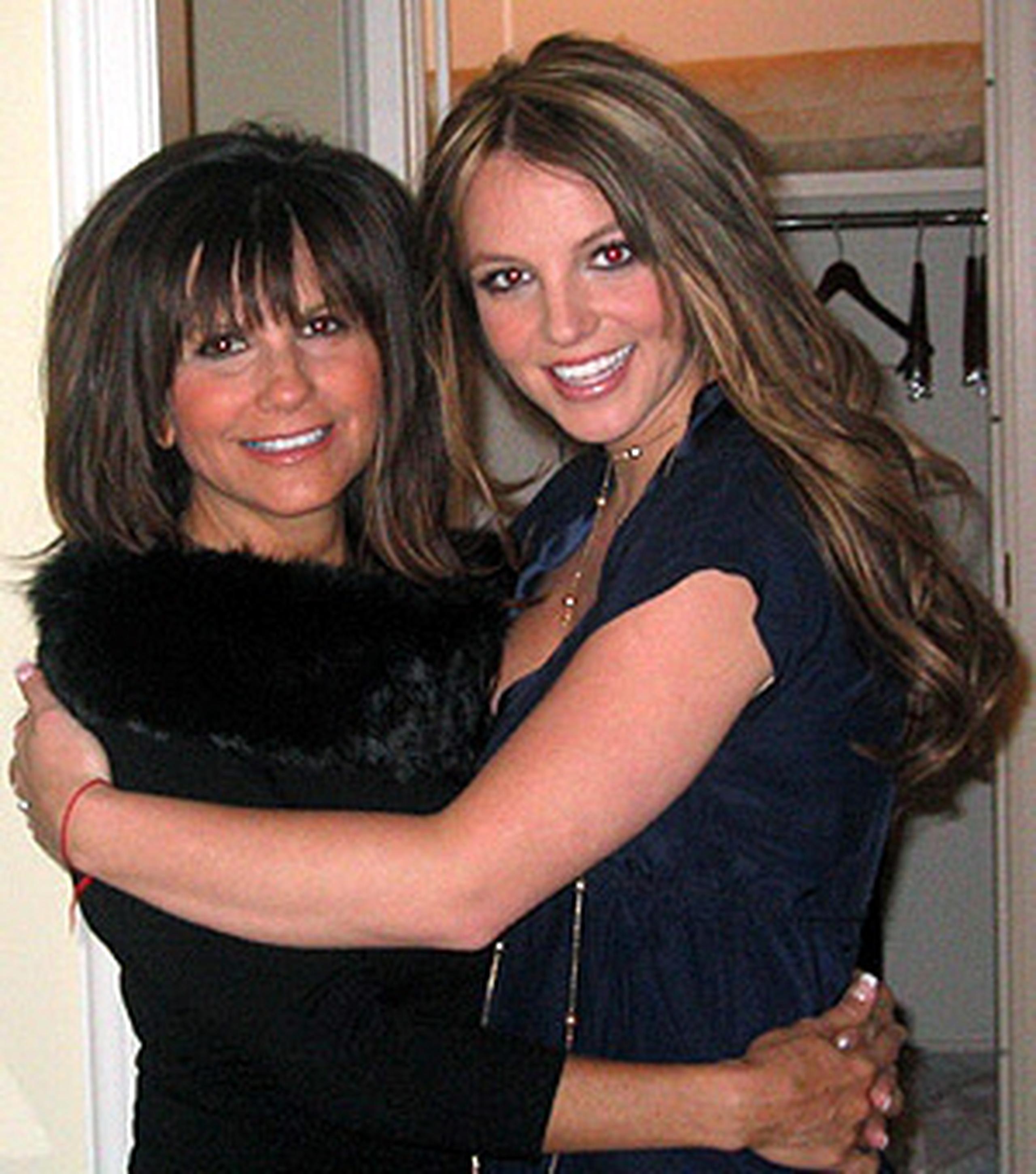 Foto de archivo en la que aparece la cantante Britney Spears (derecha) junto a su madre, Lynne Spears.