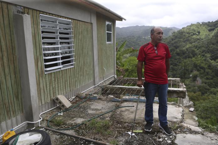 Tras el paso de María, don Ubaldo Collazo tomó un préstamo para reconstruir su casa, la que los terremotos del 2020 le volvieron a arrebatar.