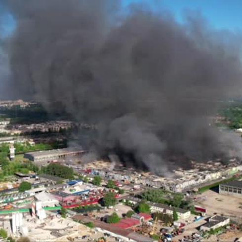 Se incendia un mall con 1,400 tiendas en Polonia
