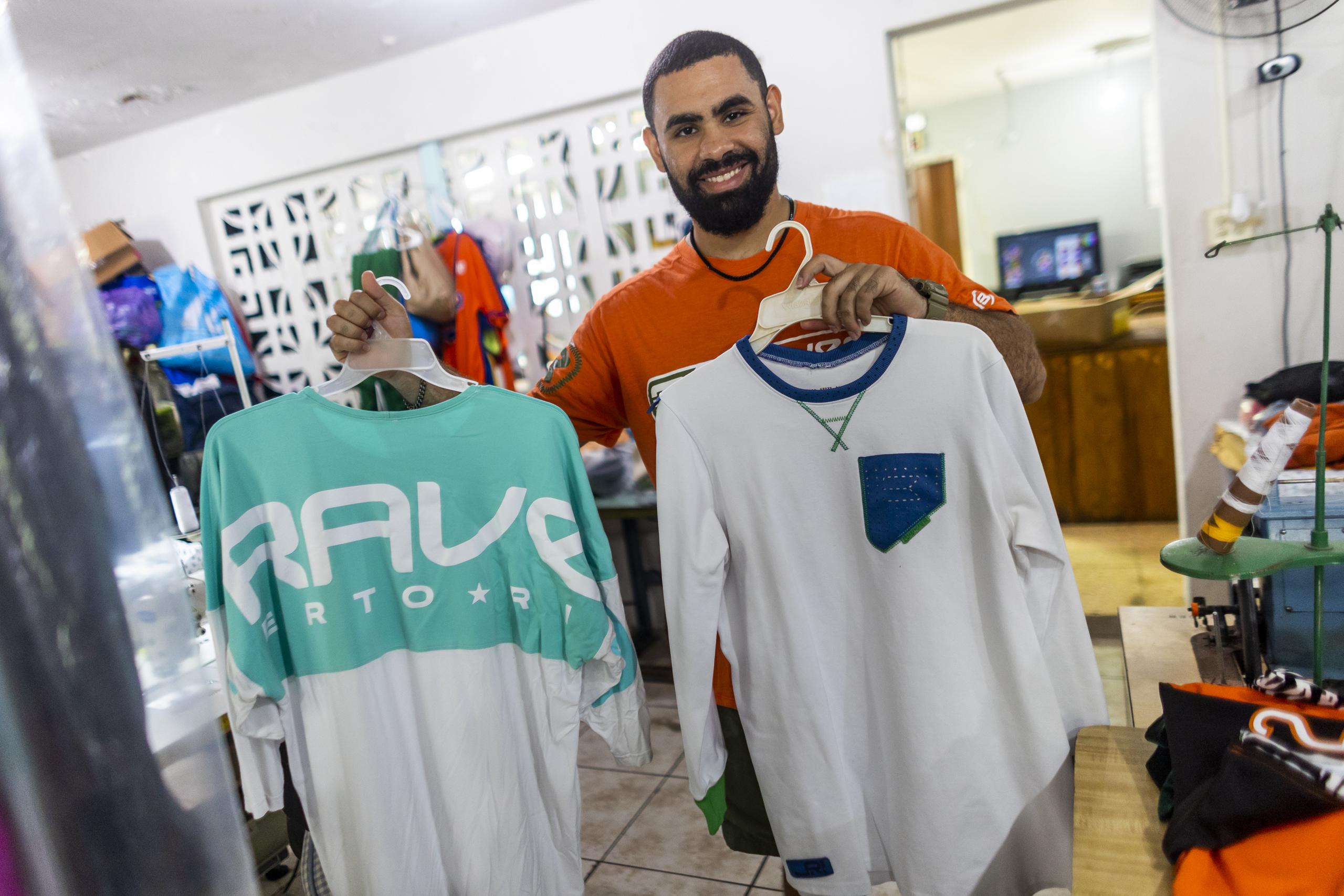 Jodanny Rivera, hijo de Aixa, maneja la línea Bravea Puerto Rico, dedicada a la confección de uniformes, como los de los Cariduros de Fajardo en el béisbol Doble A o los Cangrejeros de Santurce y Capitanes de Arecibo en el BSN.