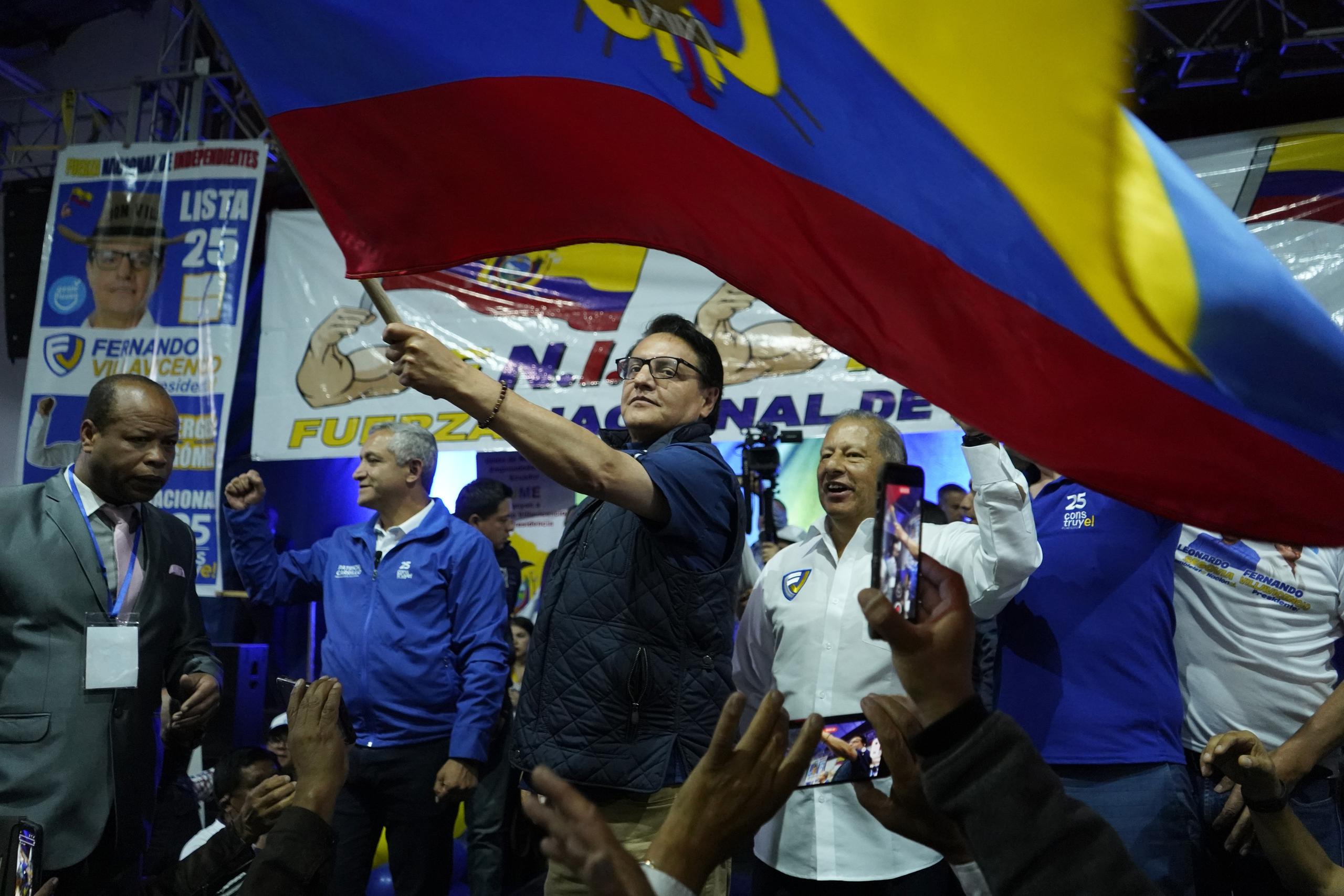 El candidato presidencial Fernando Villavicencio ondea una bandera nacional durante un evento de campaña en una escuela minutos antes de que lo mataran a tiros en Quito, Ecuador, el 9 de agosto de 2023.