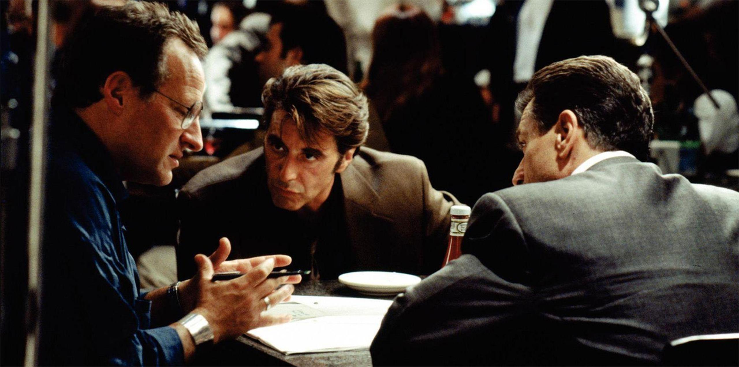 De Niro comentó que la famosa escena de su personaje, el cerebral ladrón Neil McCauley, tomando café con el de Pacino en el ya desaparecido restaurante Kate Mantillini, de Beverly Hills, se rodó a la 1 de la madrugada y requirió cerca de 20 tomas.