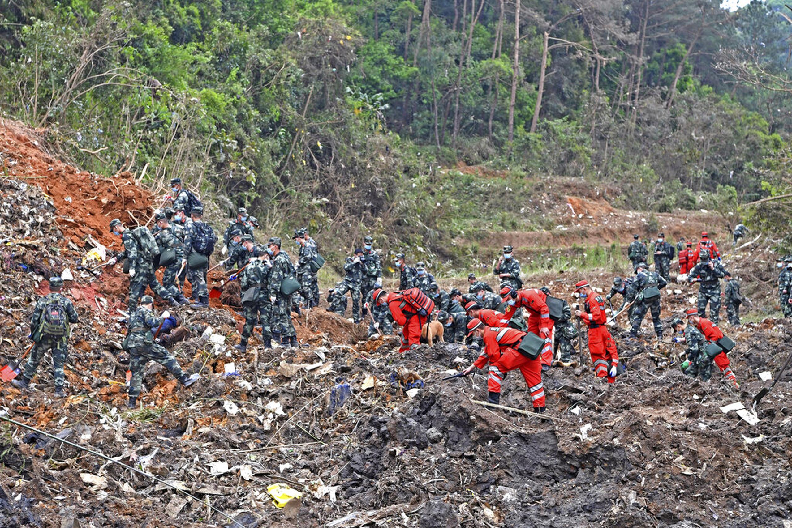Rescatistas buscan las cajas negras en el lugar donde se estrelló el avión, en el condado de Tengxian, el 22 de marzo de 2022.