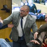 Padre de víctimas de Larry Nassar intenta atacarlo en corte