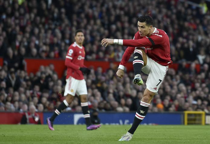 Ronaldo disparó un cañonazo de 30 metros al minuto 12 del partido para el primero de sus tres goles de la jornada.