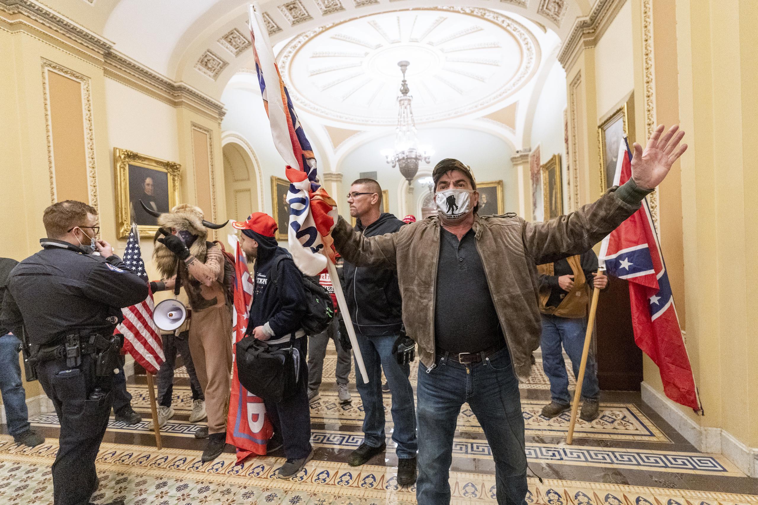 
Los partidarios del presidente Donald Trump se enfrentan a agentes de la policía en las instalaciones del Capitolio en Washington.