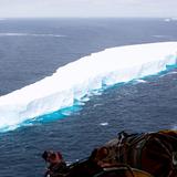 Un iceberg gigante se acerca a la isla de San Pedro, en el Océano Austral