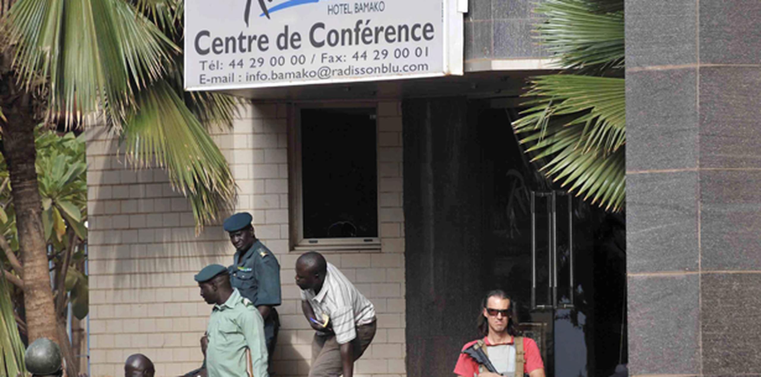 En un primer momento la ONU habló de que 27 rehenes murieron, entre empleados y clientes del hotel Radisson Blu, en la operación de rescate que siguió al secuestro de 170 rehenes, pero Keita dejó posteriormente la cifra en 19 fallecidos. (EFE/EPA/STR)