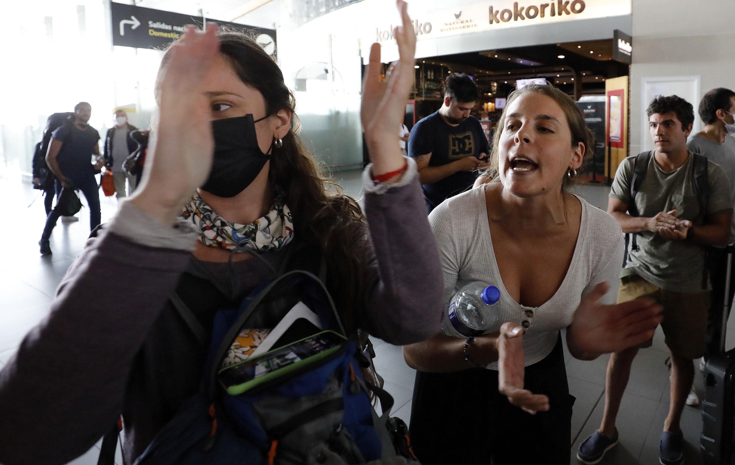 Viajeros argentinos y chilenos en el aeropuerto El Dorado en Bogotá.
