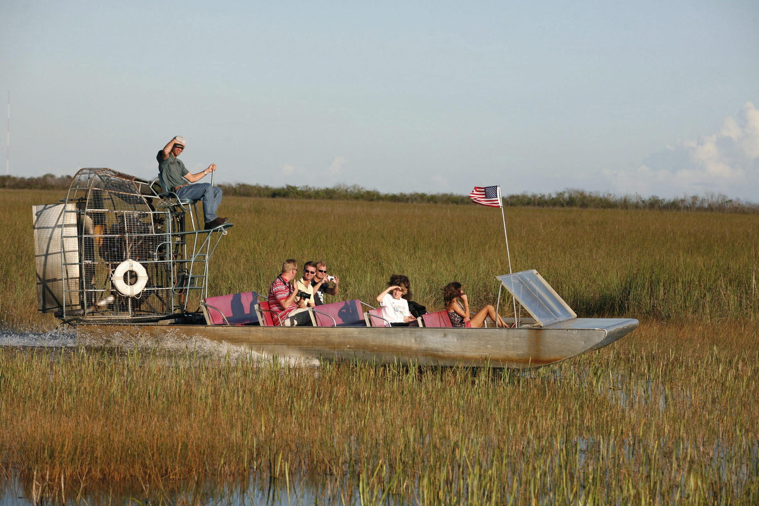Los recorridos en hidrodeslizadores o "airboats" son muy populares en Florida.