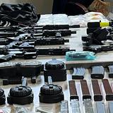 Hallan mini arsenal de armas ilegales en una casa abandonada en Santa Isabel 