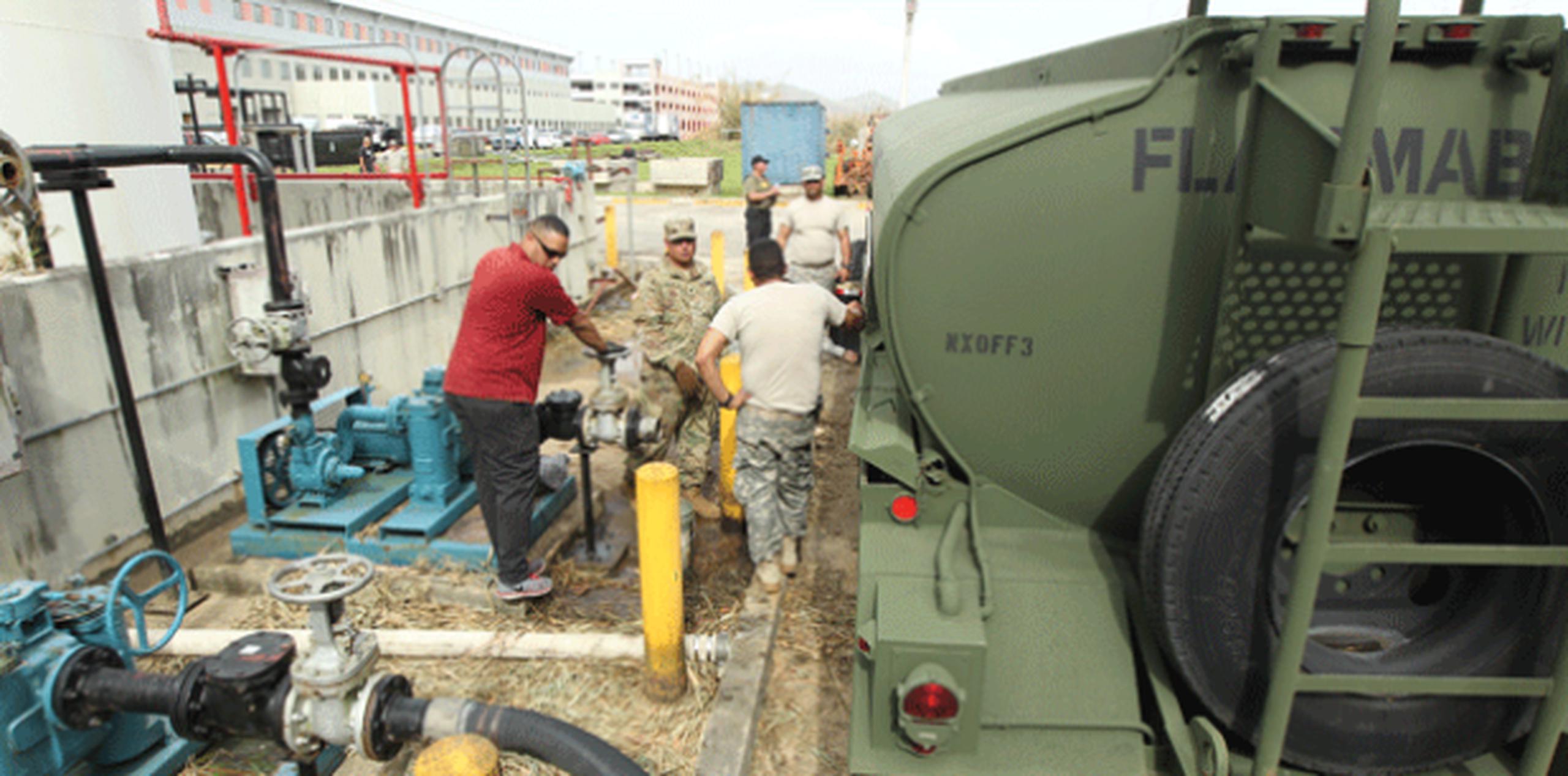 Soldados de la Reserva del Ejército de Estados Unidos entregan diésel en el hospital HIMA San Pablo de Caguas. (alex.figueroa@gfrmedia.com)