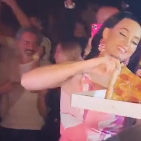 Katy Perry causa lluvia de pizzas en discoteca de Las Vegas