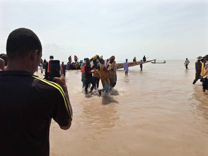 Socorristas cargan a una víctima de un naufragio en Wara, Kebbi, Nigeria.
