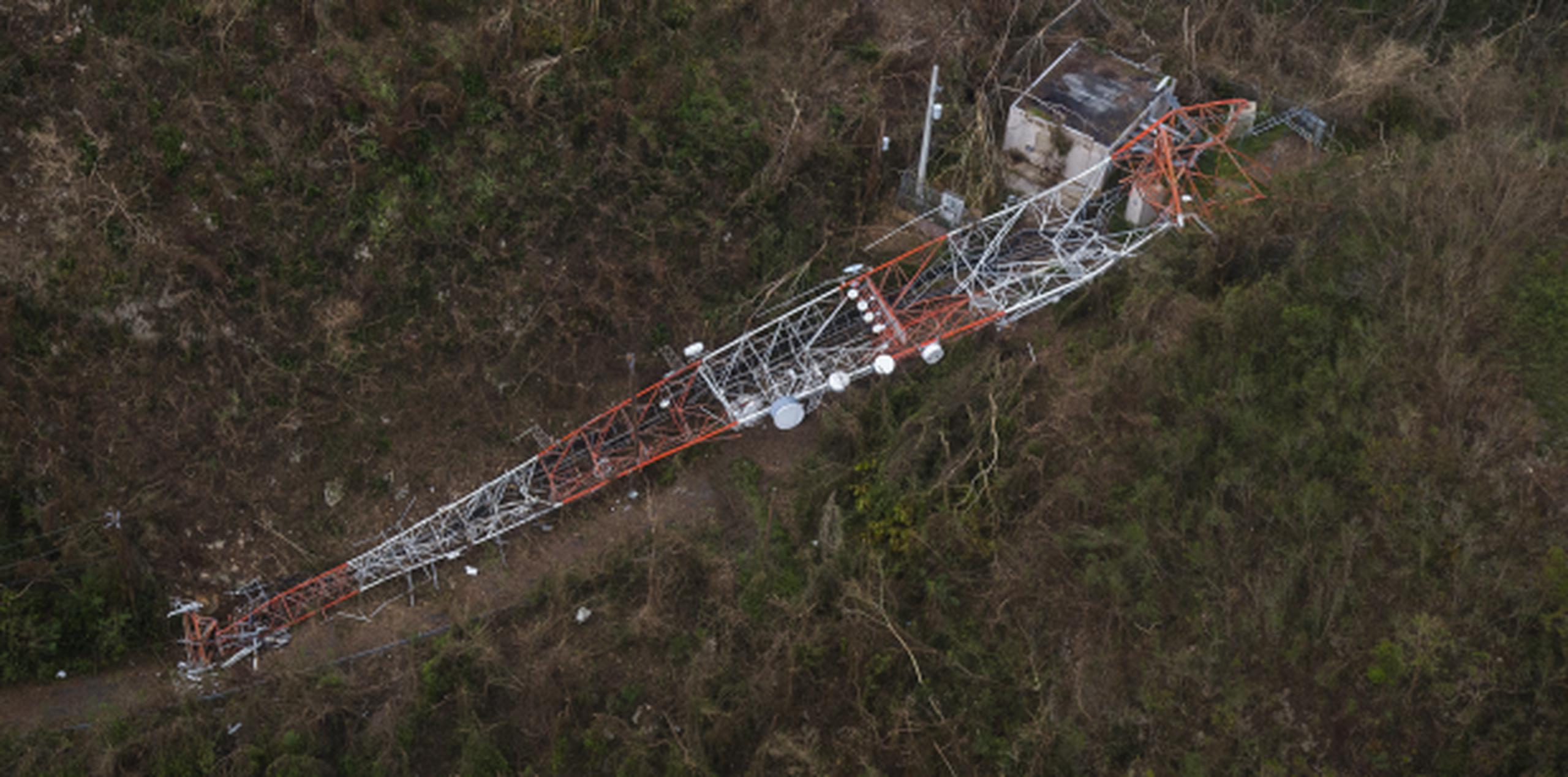 Muchas de las antenas cayeron al piso por el impacto del huracán María. (tonito.zayas@gfrmedia.com)