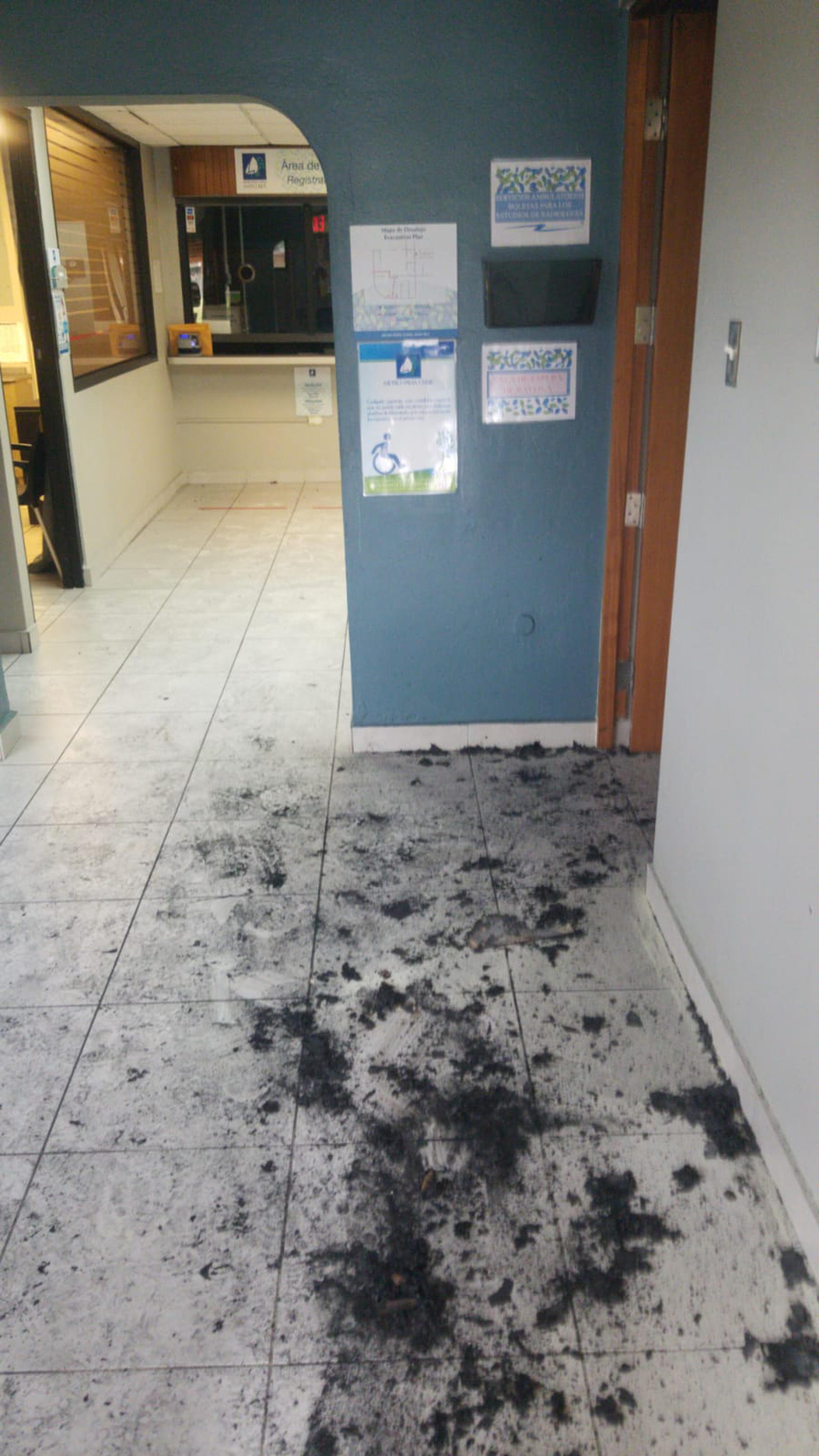 Las oficinas de Metro Pavia Clinic fueron vandalizadas esta madrugada, los delincuentes quemaron una máquina de lectura de Rayos X y se apropiaron de equipo de seguridad.