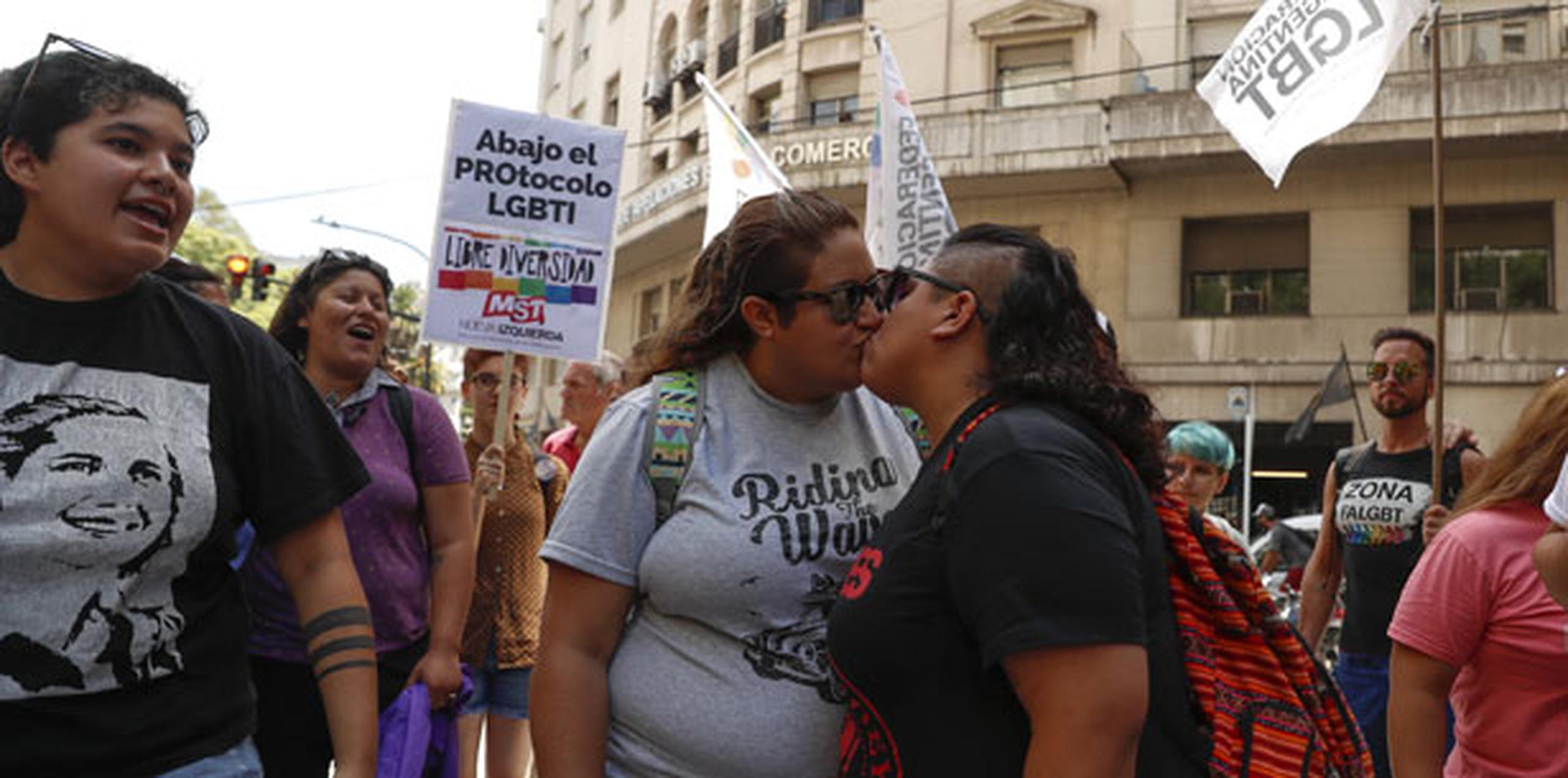 En la protesta, varias parejas se besaron públicamente, (EFE)
