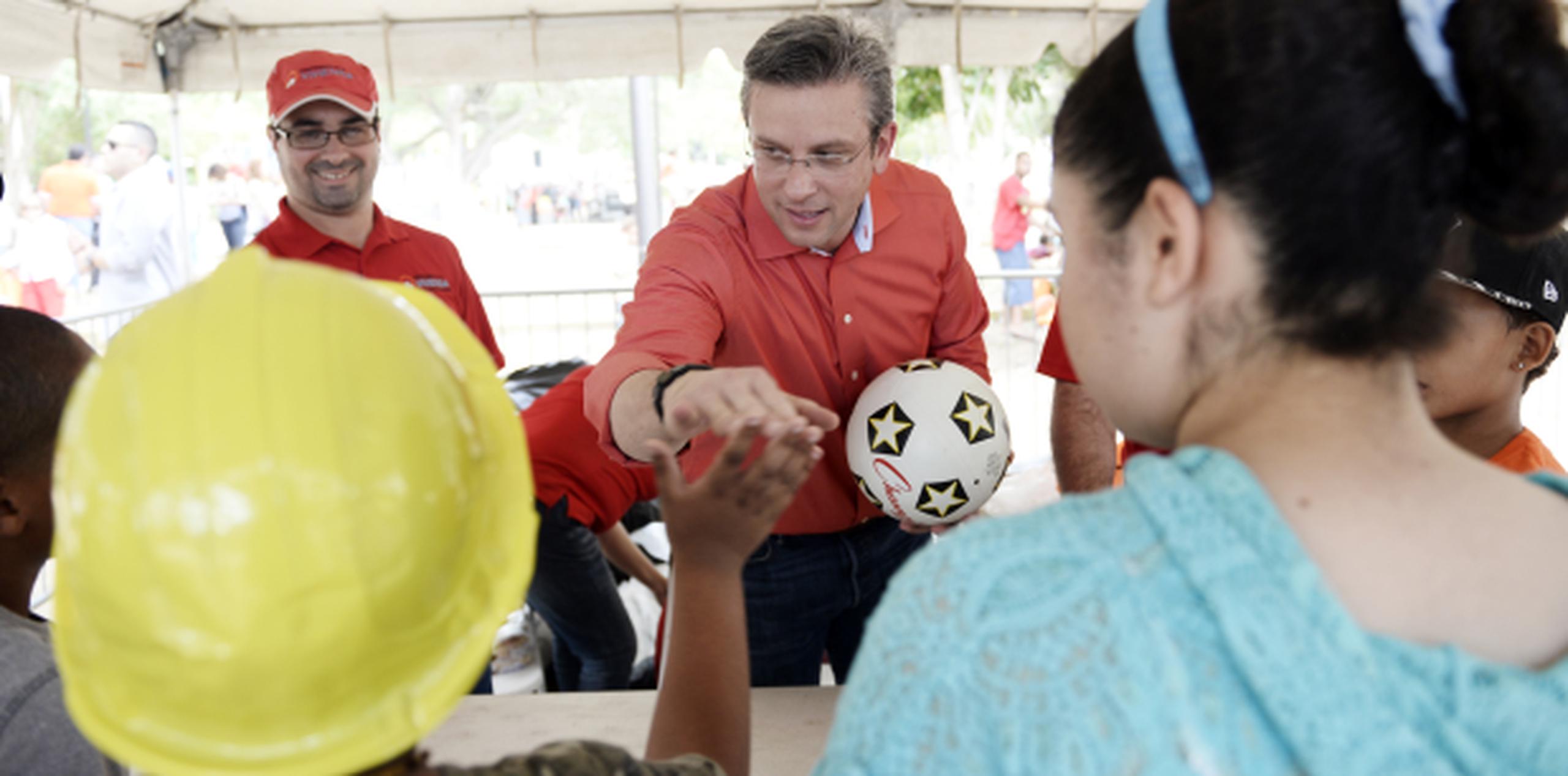 García Padilla comparte con un niño en el Día Familiar y de Juegos Tradicionales en Vieques. (GERALD.LOPEZ@GFRMEDIA.COM)
