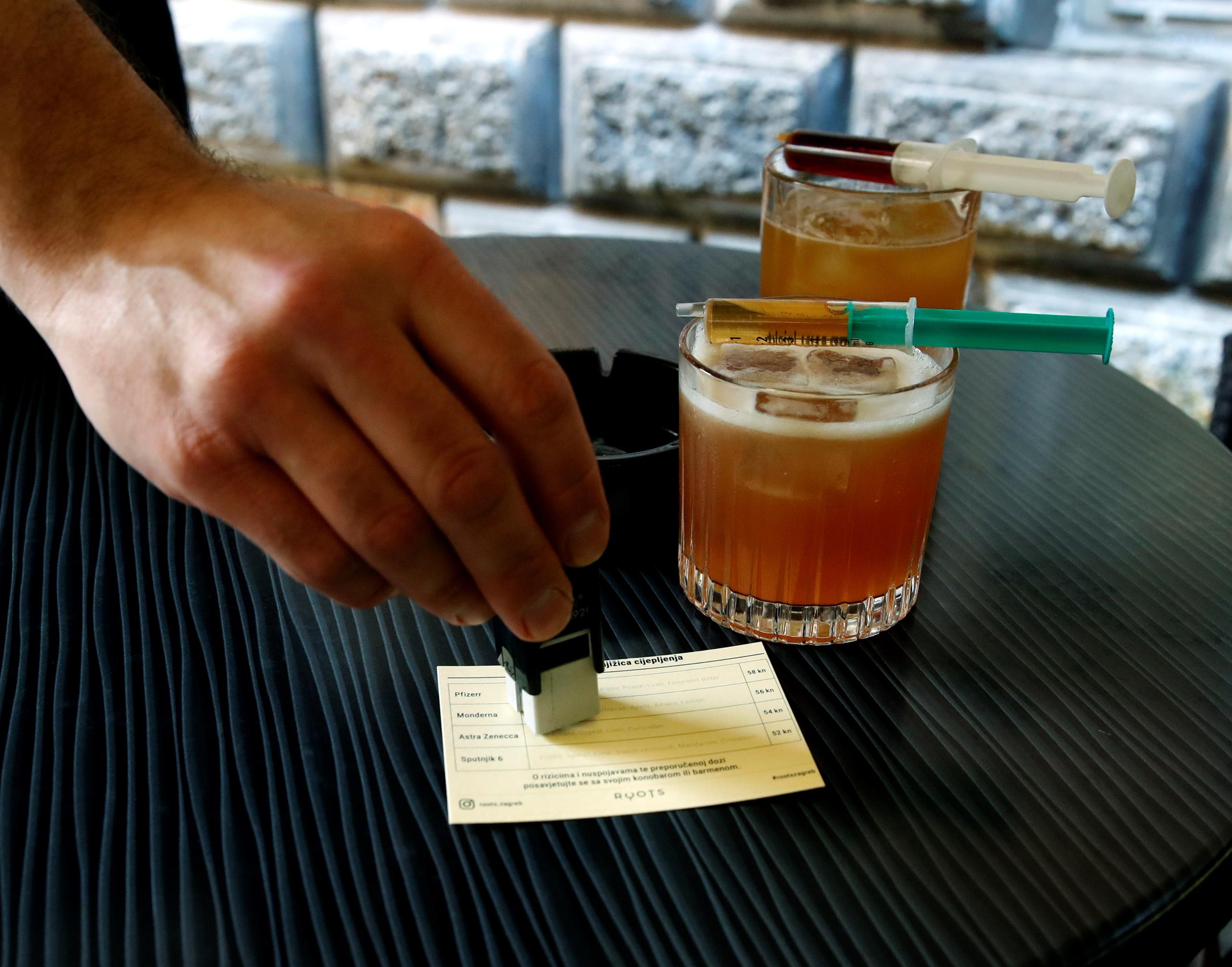 El cliente mismo tiene que inyectar el último ingrediente, que está en la jeringa con la que se sirve el cóctel, y al final también recibe un sello en un pequeño certificado.
