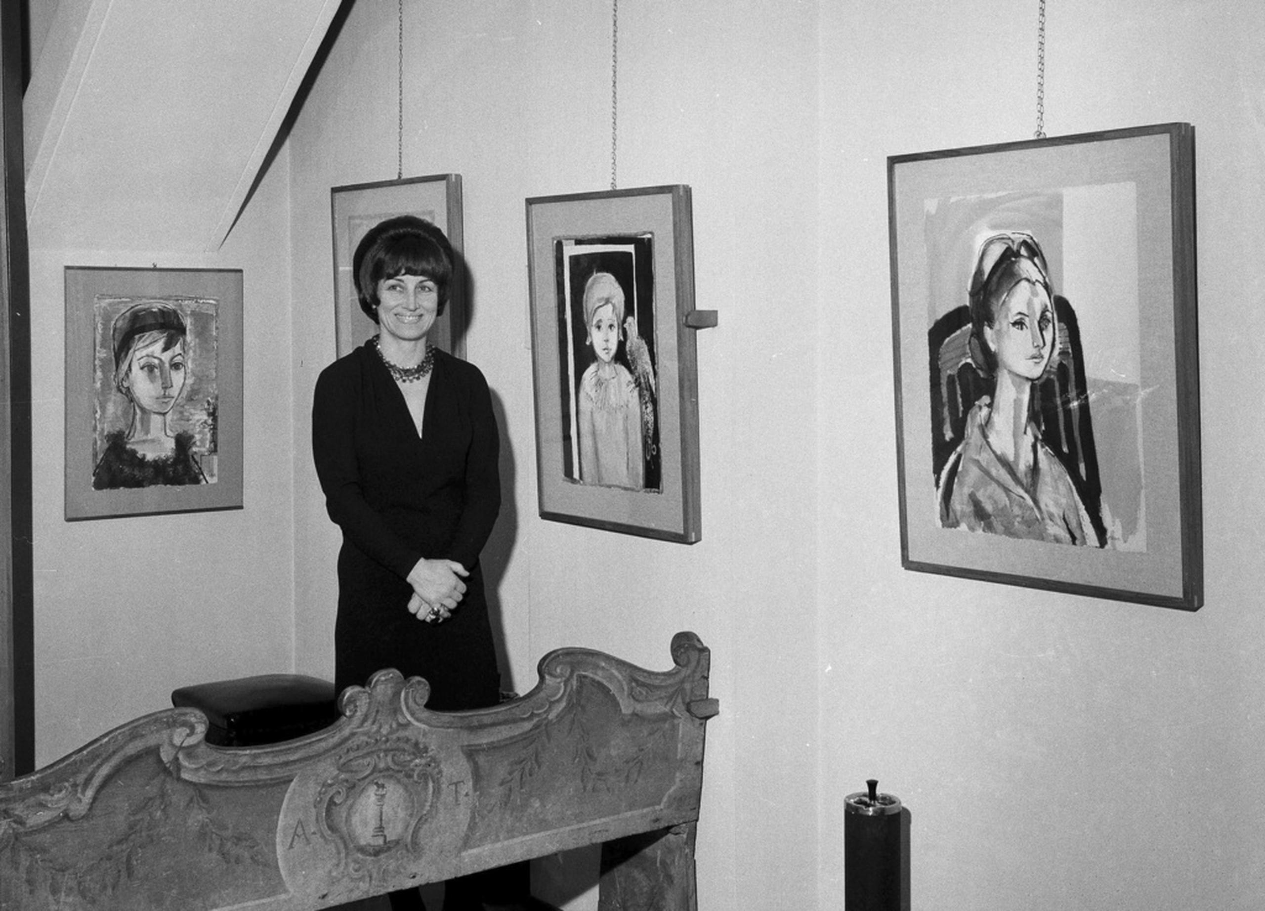 La artista Françoise Gilot posa con su obra en una exposición de arte personal en Milán, el 21 de diciembre de 1965.