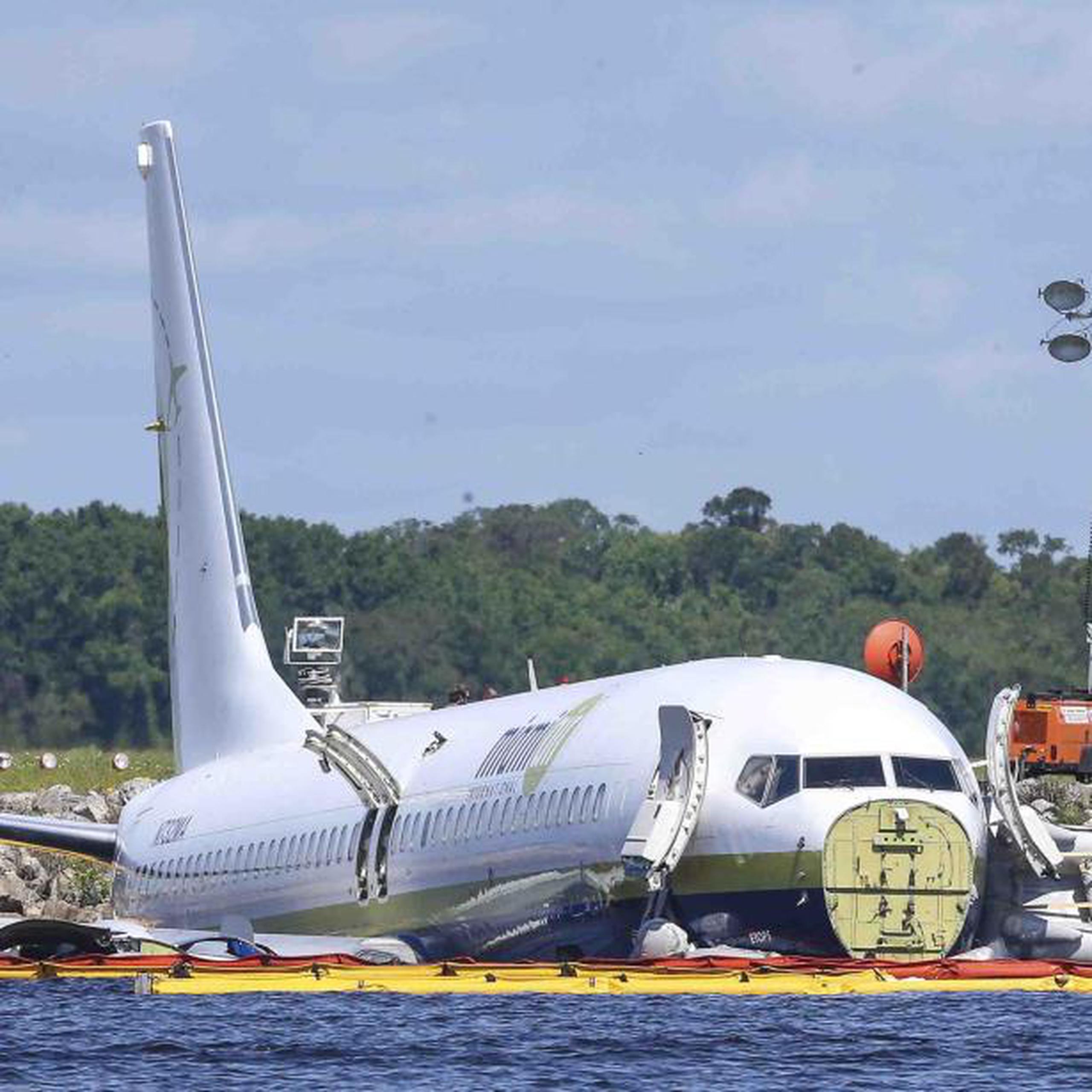 Los investigadores examinarán el avión, y los factores ambientales y humanos para intentar descubrir cómo es que la aeronave terminó en el río. (AP)