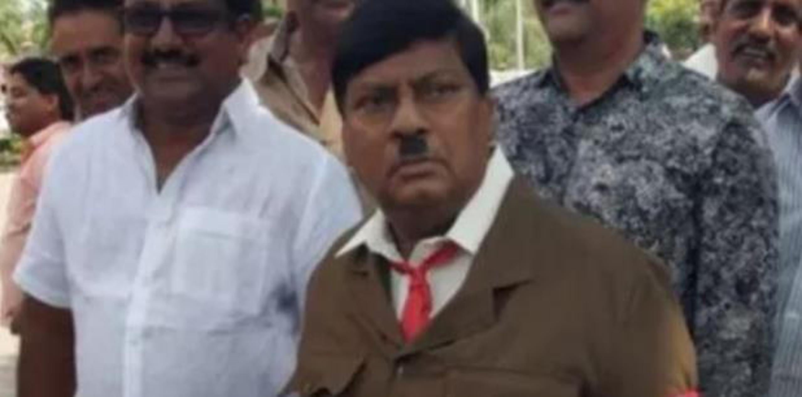 Sivaprasad, un exactor de cine de 67 años, ya se ha disfrazado antes para llamar la atención sobre diversos problemas políticos. Se ha vestido de campesino, ganadero, clérigo islámico y mujer. (Captura)