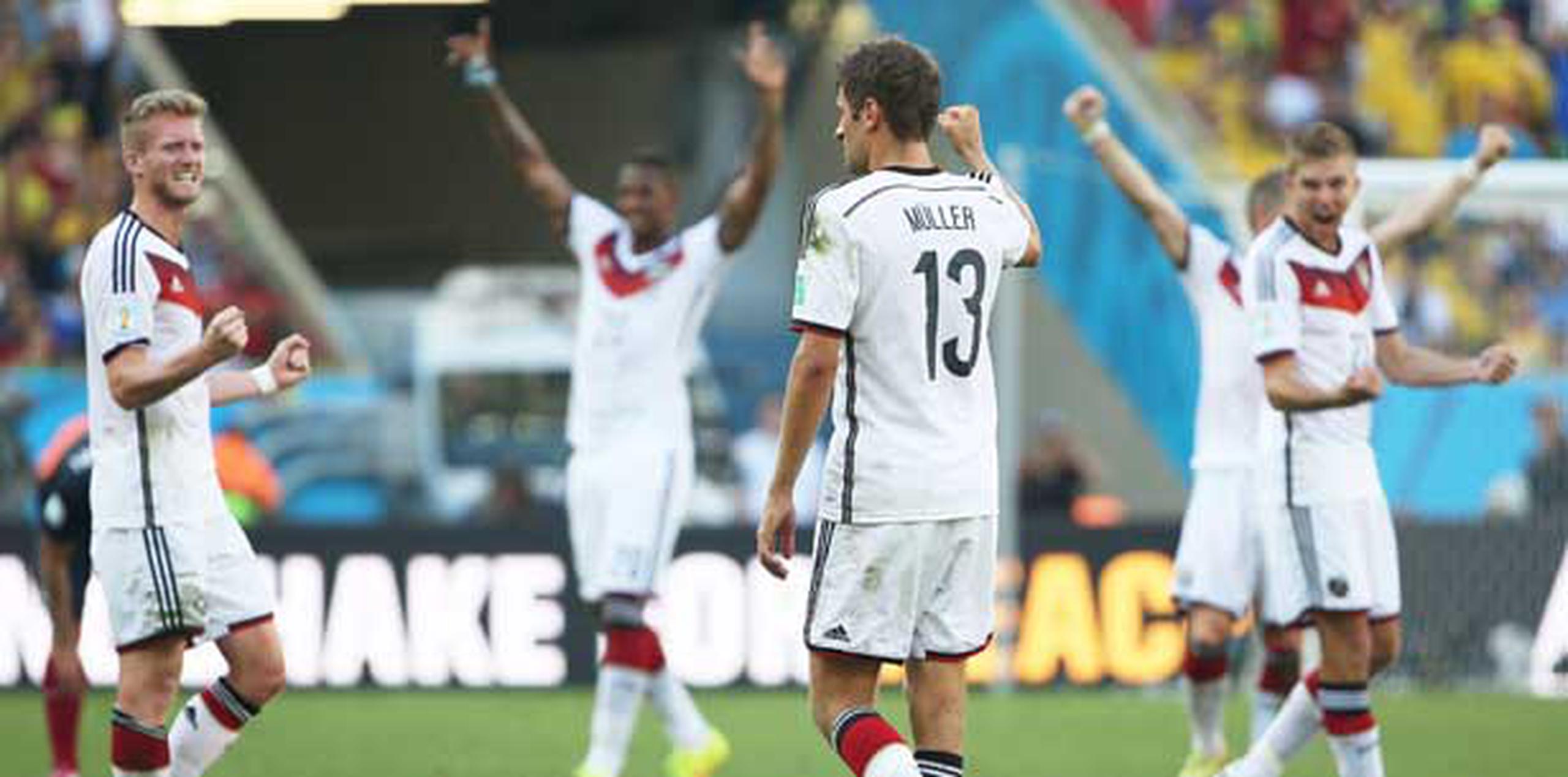 Los jugadores de Alemania celebran la victoria 1 a 0 sobre Francia. (Agencia EFE)
