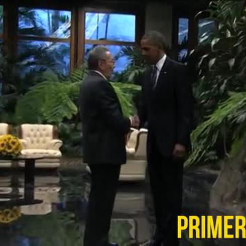 Obama y Castro se dan gran apretón de manos
