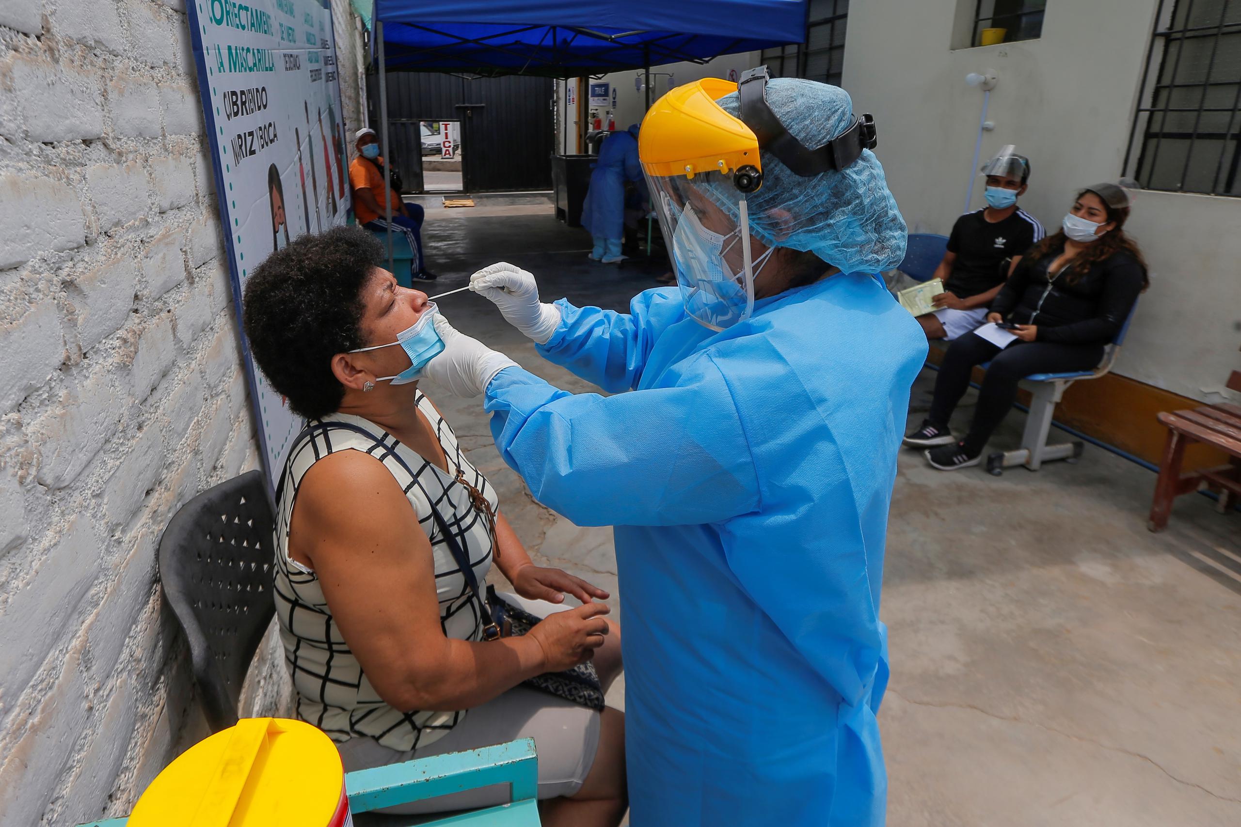 Latinoamérica ha registrado en la pandemia unos 30 millones de casos de COVID-19 y más de 900,000 muertes por la enfermedad, con Brasil como el país de la región más afectado, con 14 millones de contagios y casi 400,000 fallecidos.