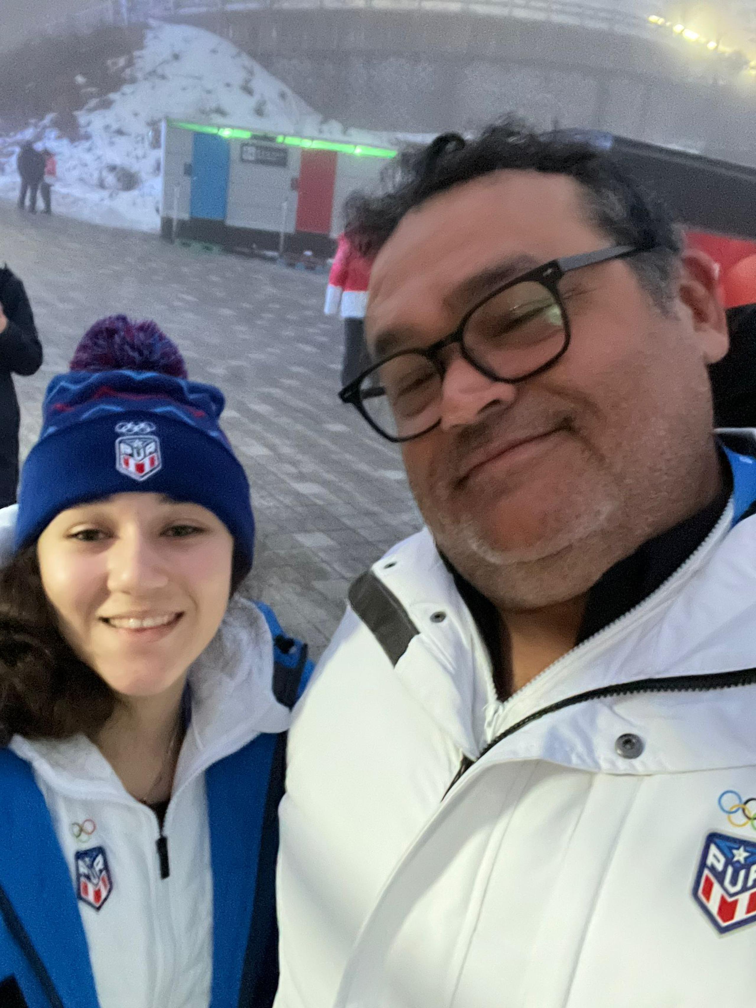 La atleta boricua de trineo, Isabela Aponte, con su indumentaria PUR junto al presidente federativo, Antonio Colón, previo a debutar en los Juegos Olímpicos Juveniles de Invierno en Gangwon, Corea del Sur.