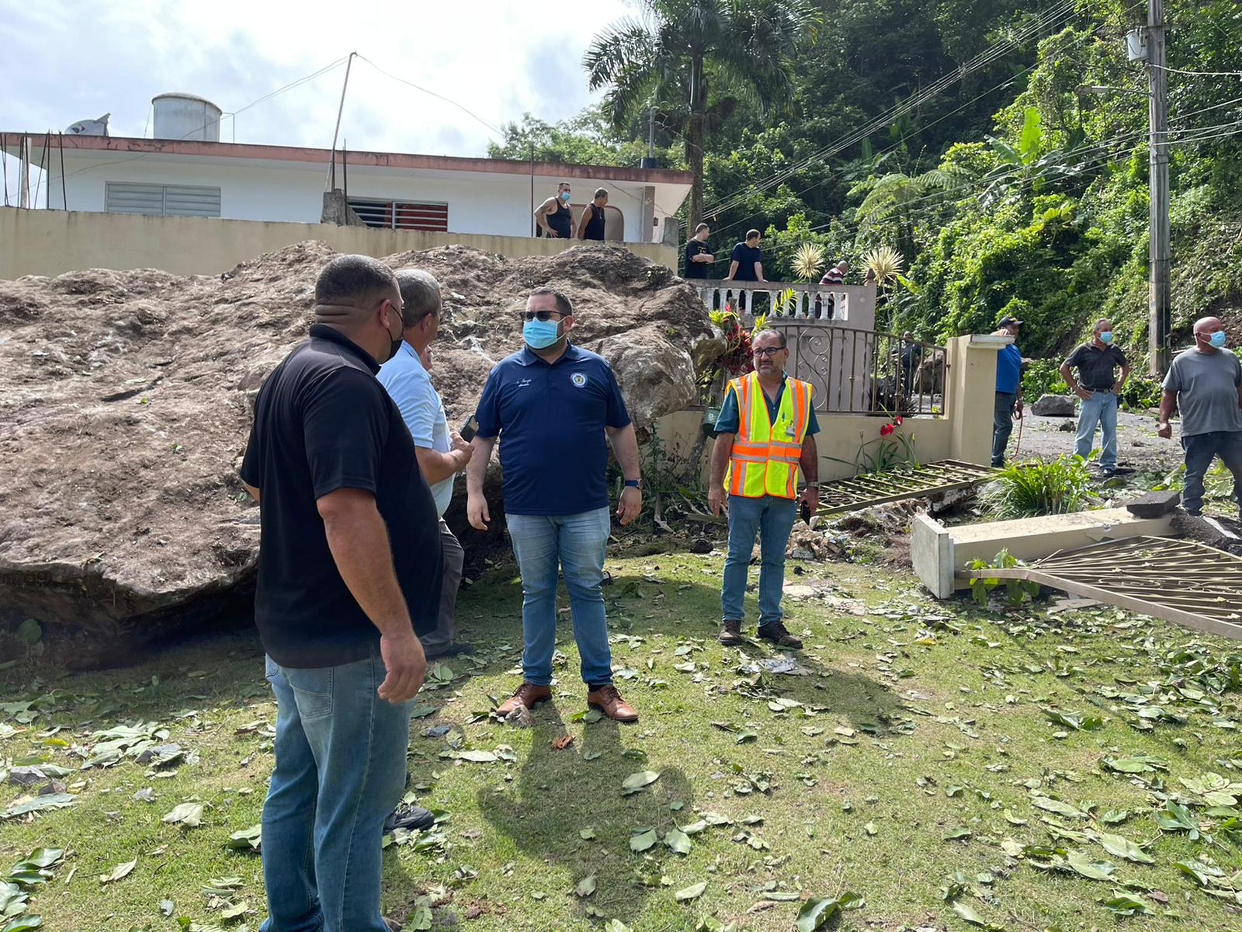 Se informó que el alcalde Alexander Burgos Otero junto al director de Manejo de Emergencias, Víctor Sánchez, y personal municipal llegaron a la zona afectada para auxiliar a los afectados.