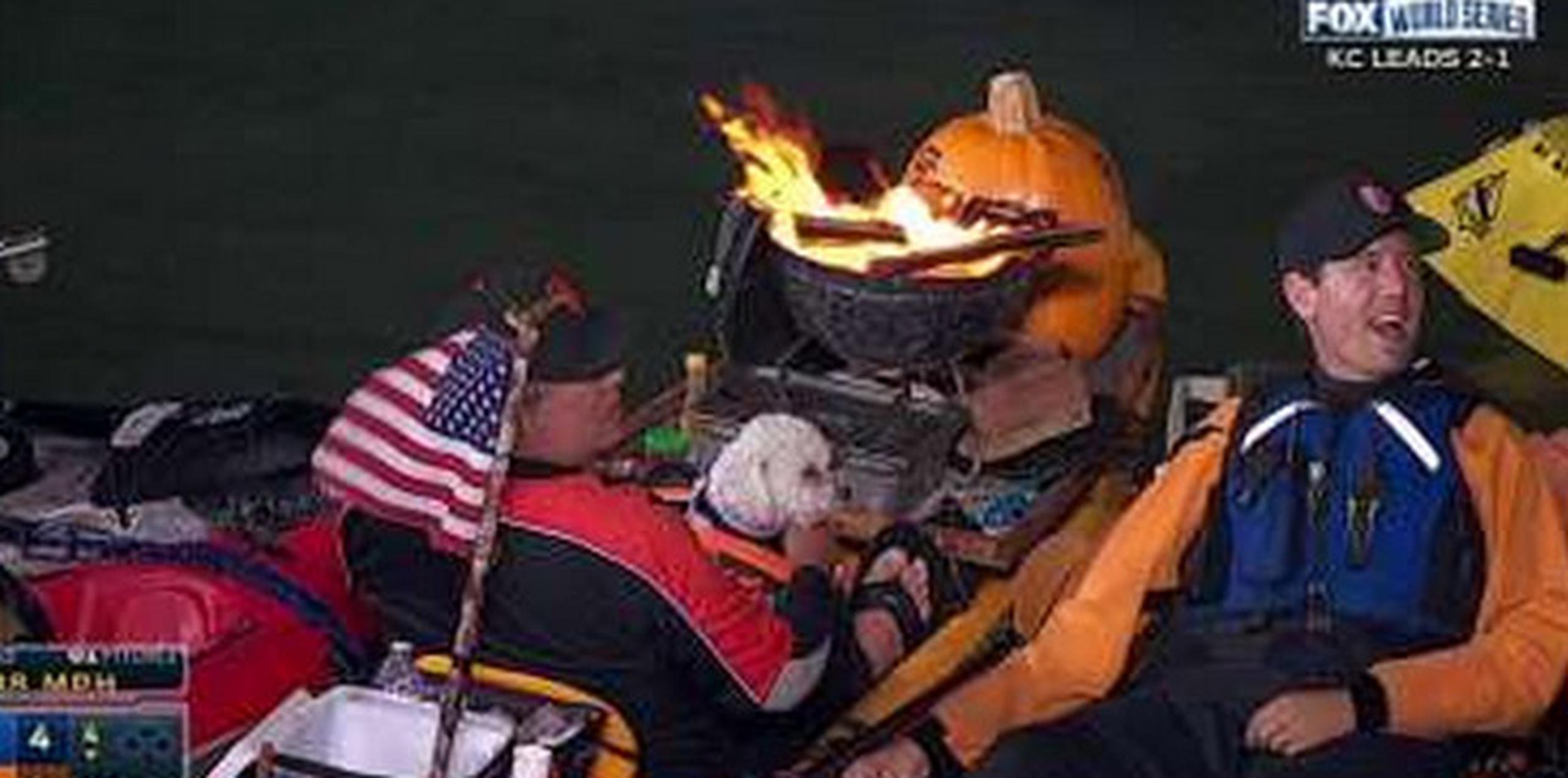 El peligro que representó tener un fuego vivo sobre un kayak de plástico, no amilanó el entusiasmo del hombre.