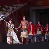 Abanderado aceitado de Tonga vuelve a fascinar en los Juegos Olímpicos