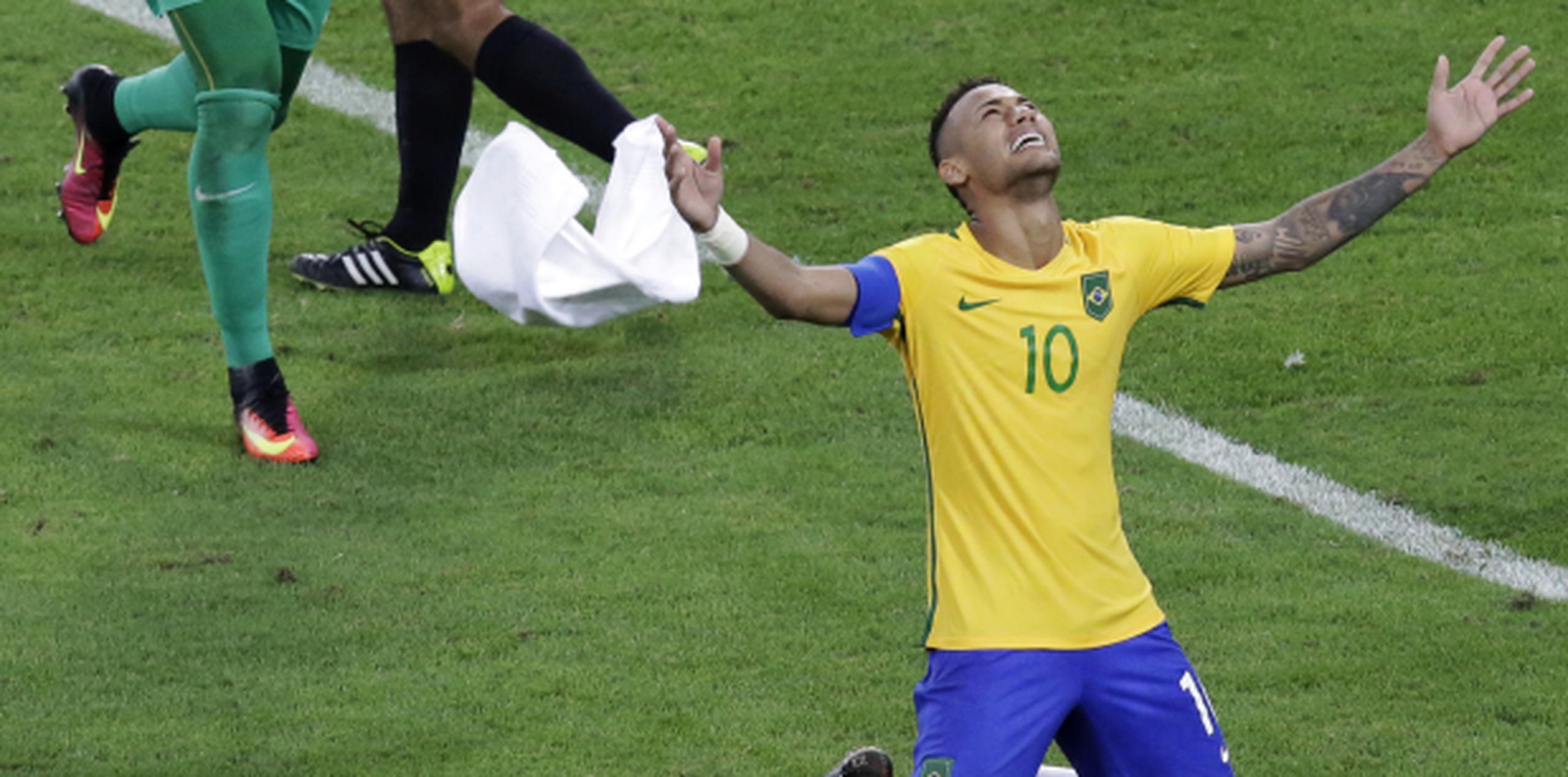 Neymar luego de anotar el gol para la primera medalla de oro de Brasil en las Olimpiadas. (Prensa Asociada)
